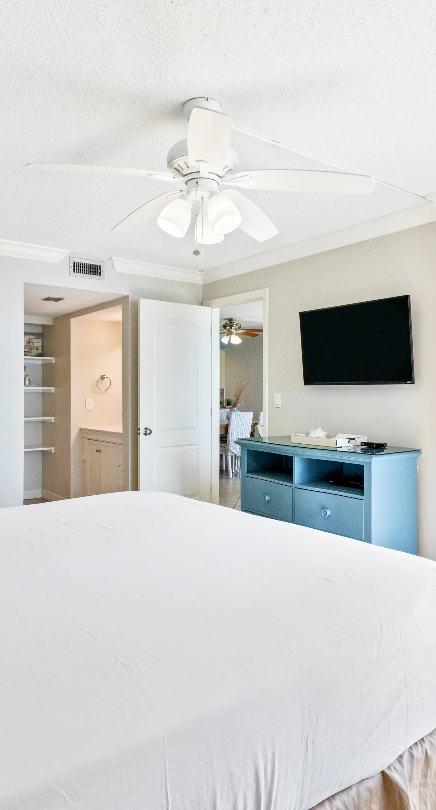 4th Floor Welcoming Condo, On-site pool w/ bar & restaurant