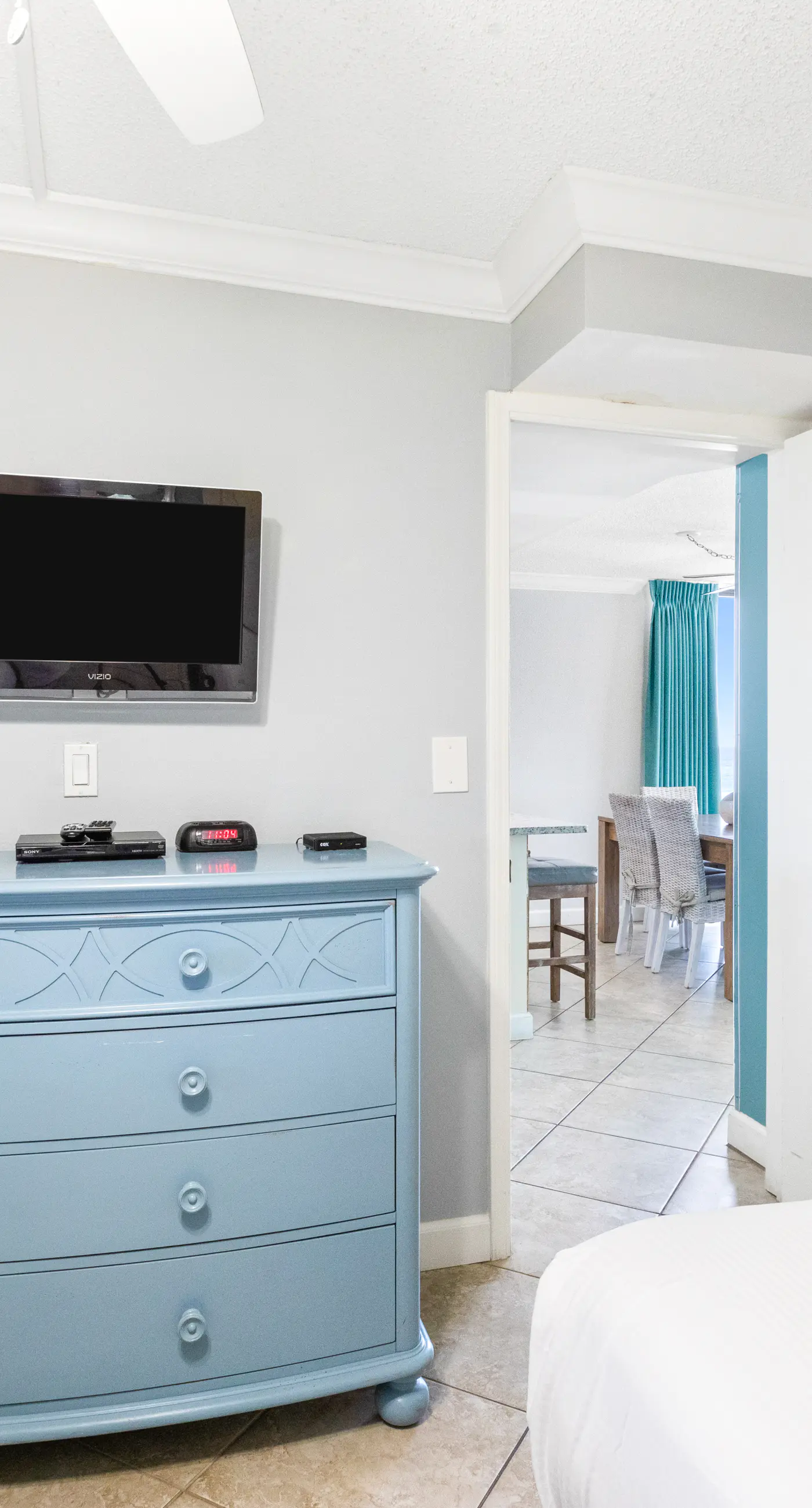 4th Floor Welcoming Condo, On-site pool w/ bar & restaurant