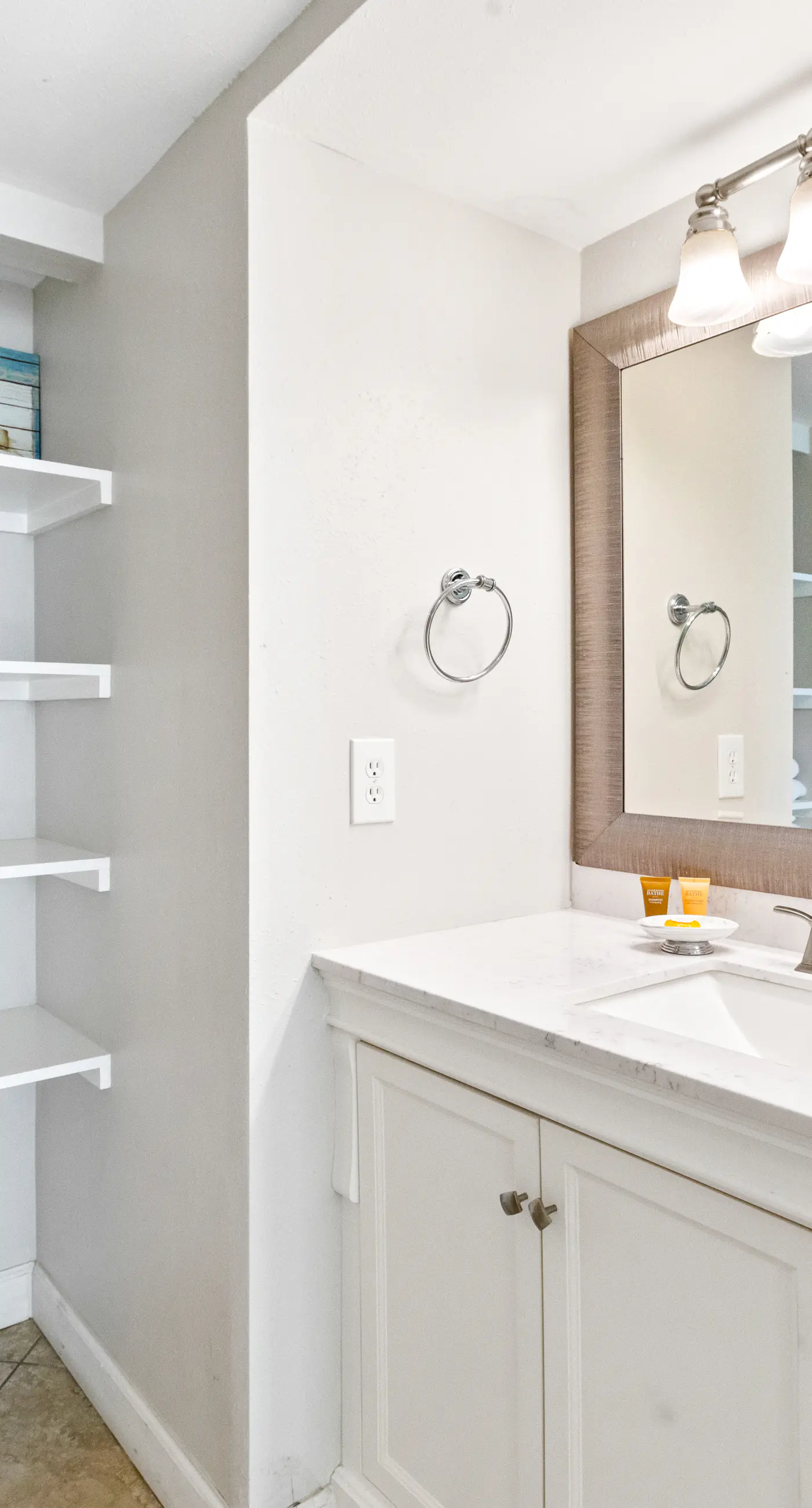 4th Floor Welcoming Condo, On-site pool w/ bar & restaurant