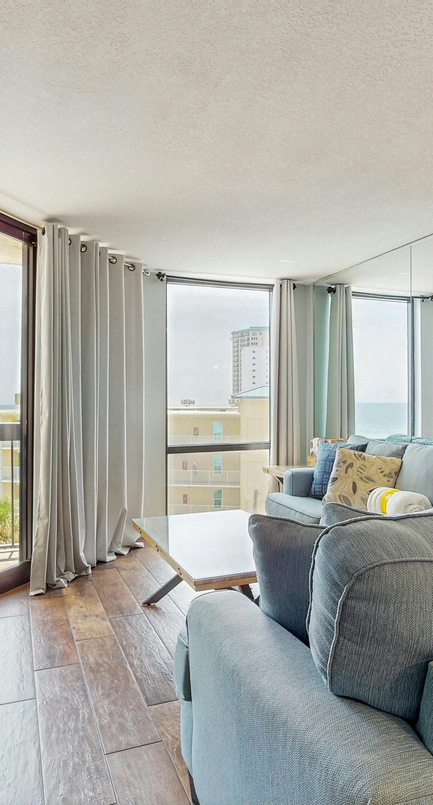 Inviting condo w/splash pad, multiple pools, and on-site bar