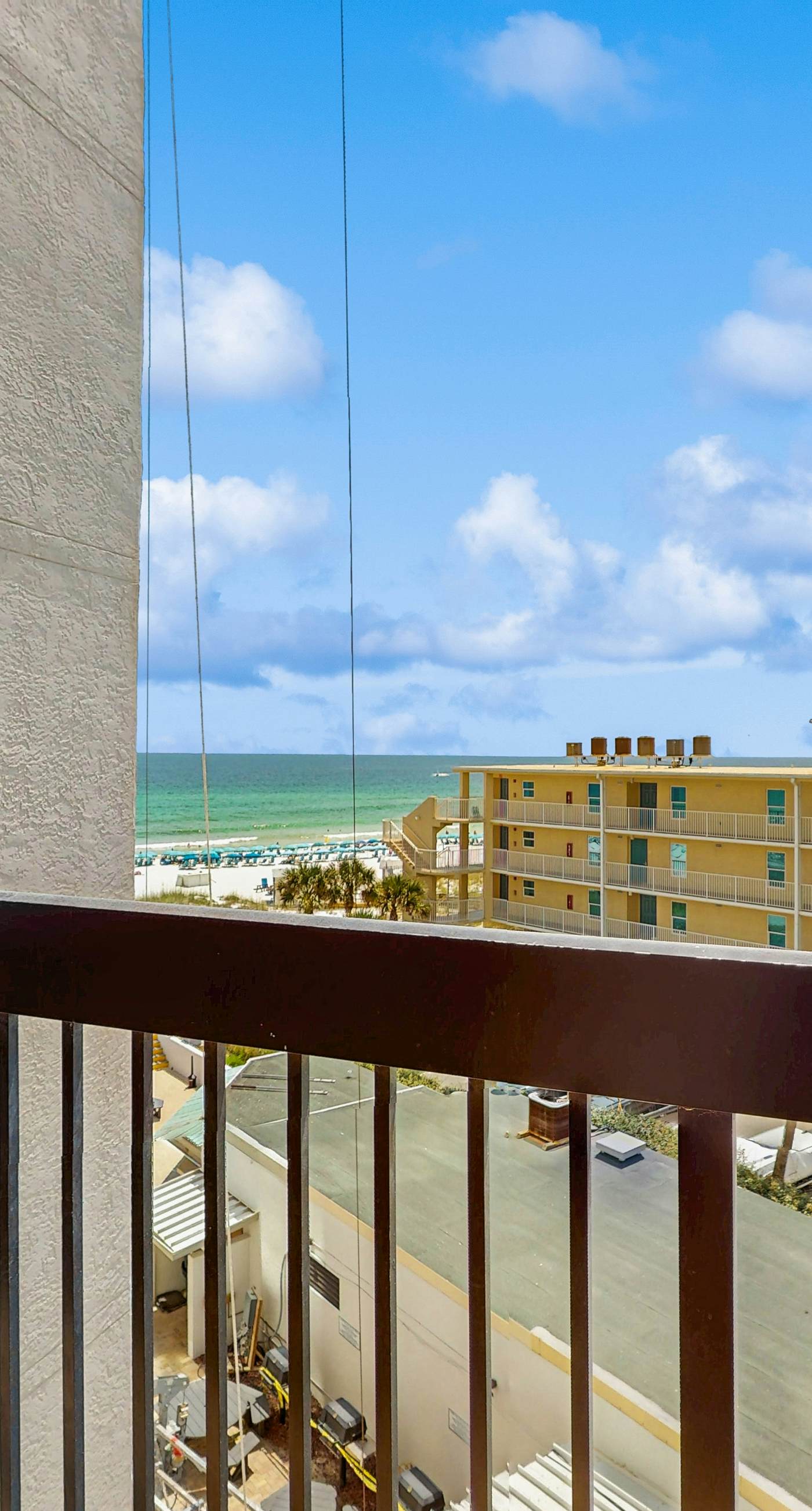 Inviting condo w/splash pad, multiple pools, and on-site bar