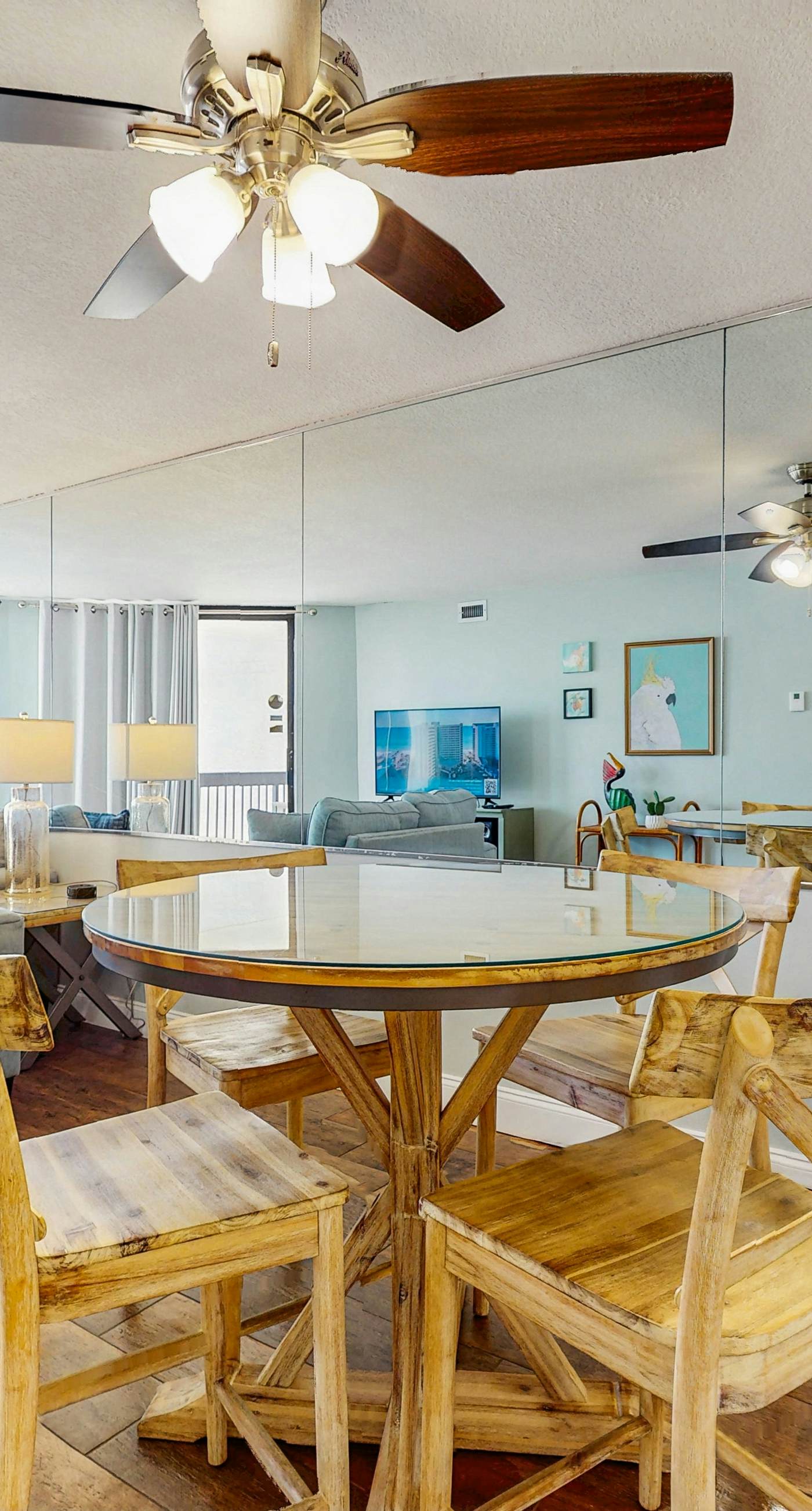 Inviting condo w/splash pad, multiple pools, and on-site bar