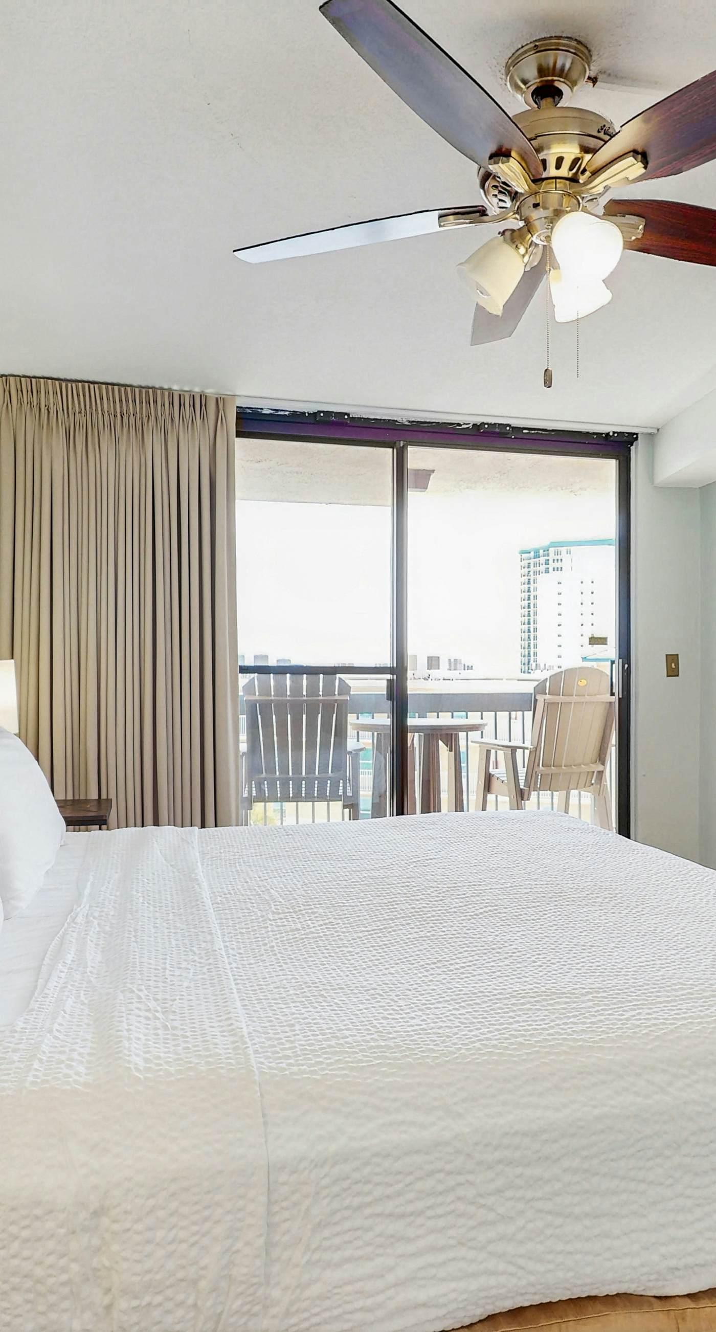 Inviting condo w/splash pad, multiple pools, and on-site bar