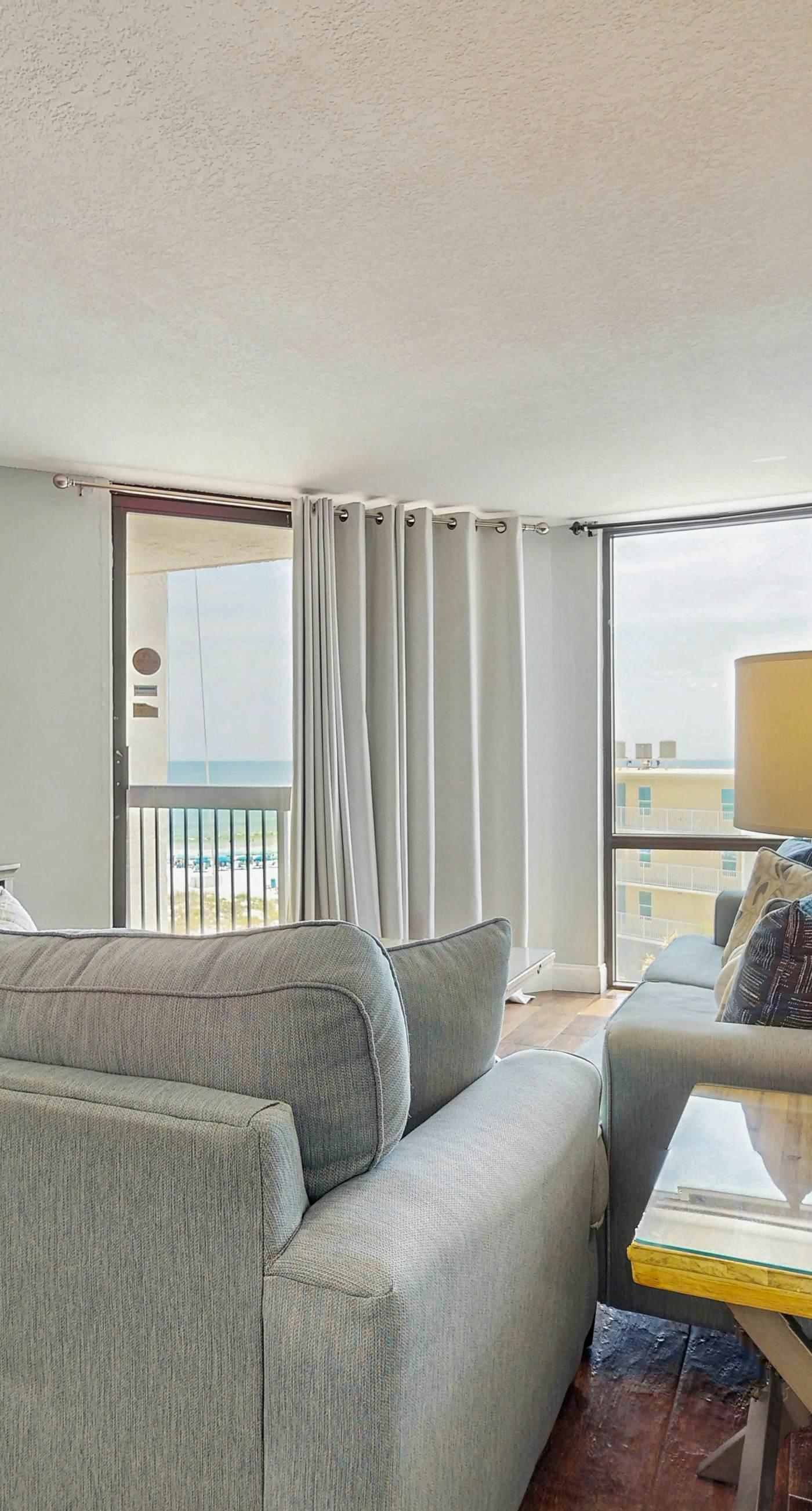 Inviting condo w/splash pad, multiple pools, and on-site bar