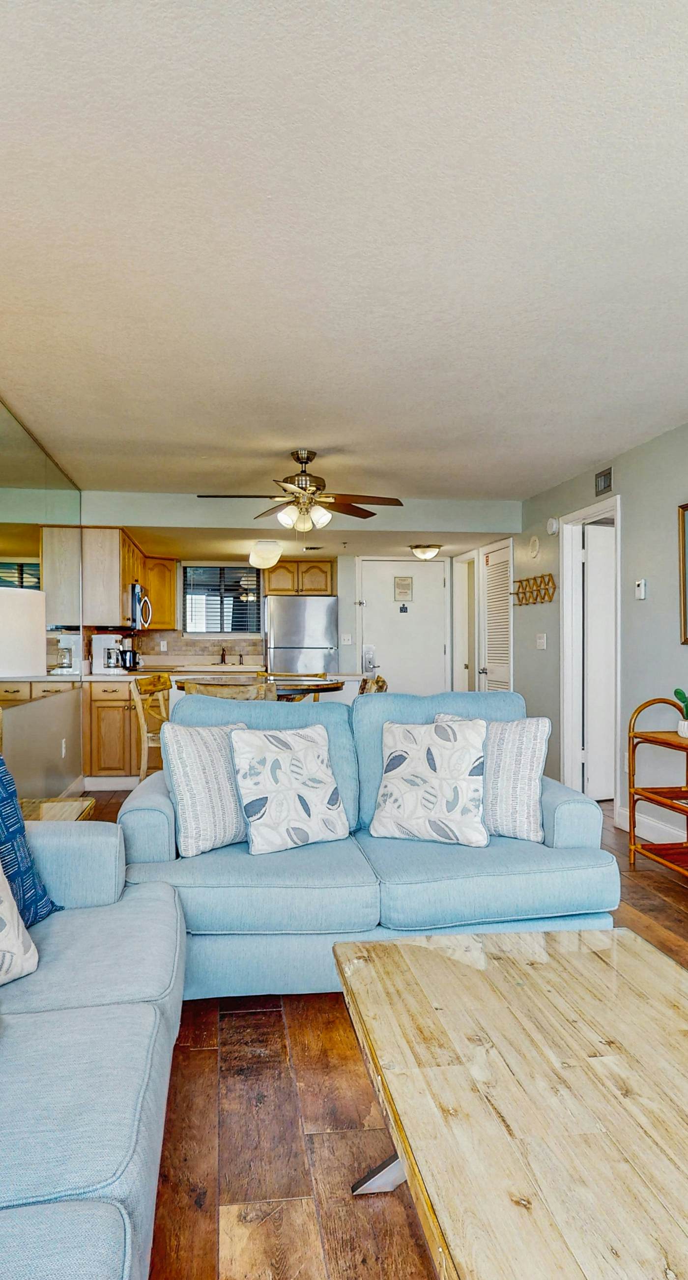 Inviting condo w/splash pad, multiple pools, and on-site bar