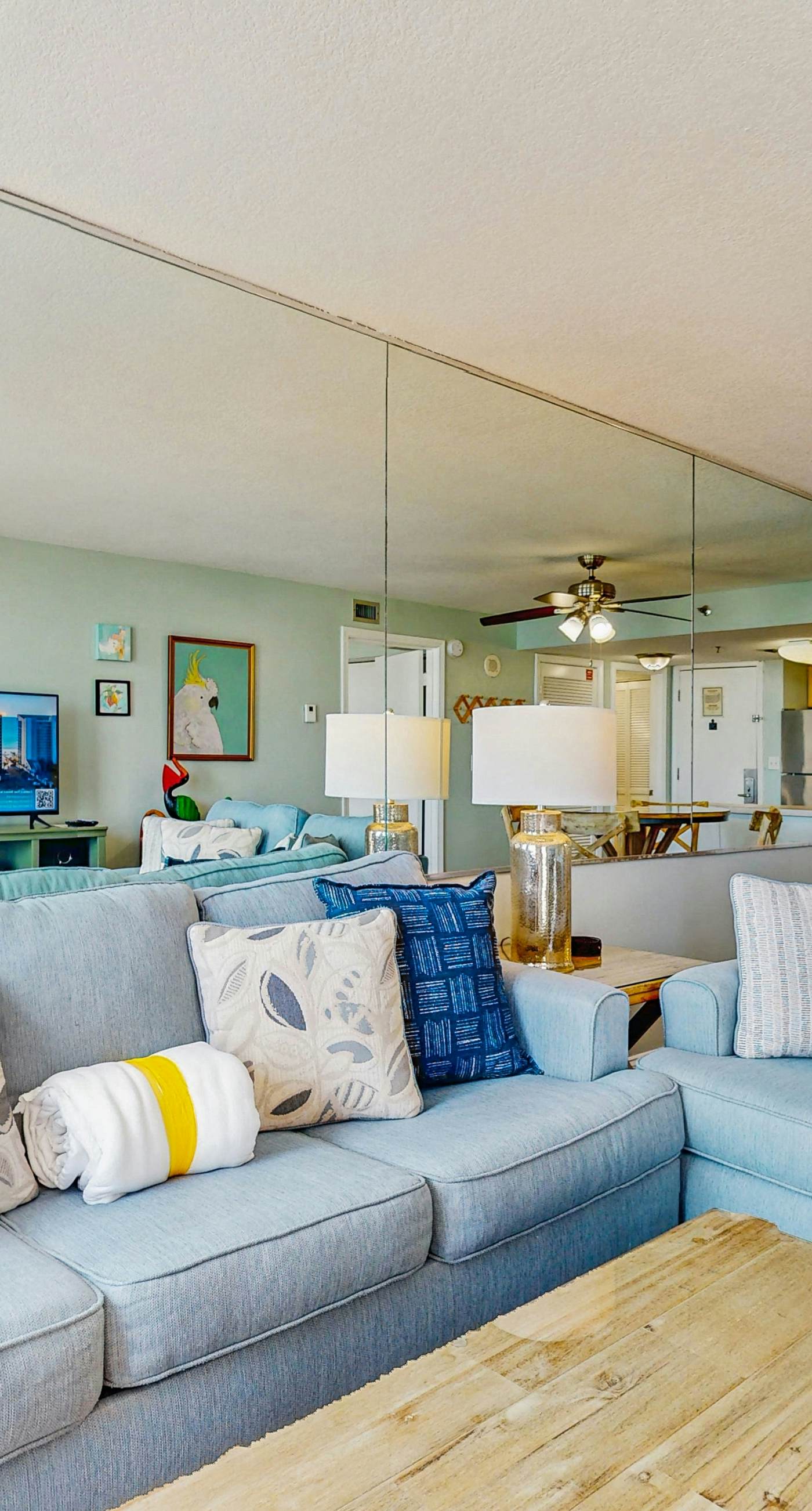 Inviting condo w/splash pad, multiple pools, and on-site bar