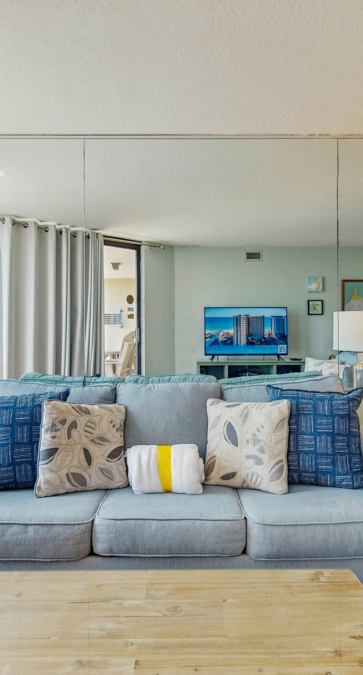 Inviting condo w/splash pad, multiple pools, and on-site bar