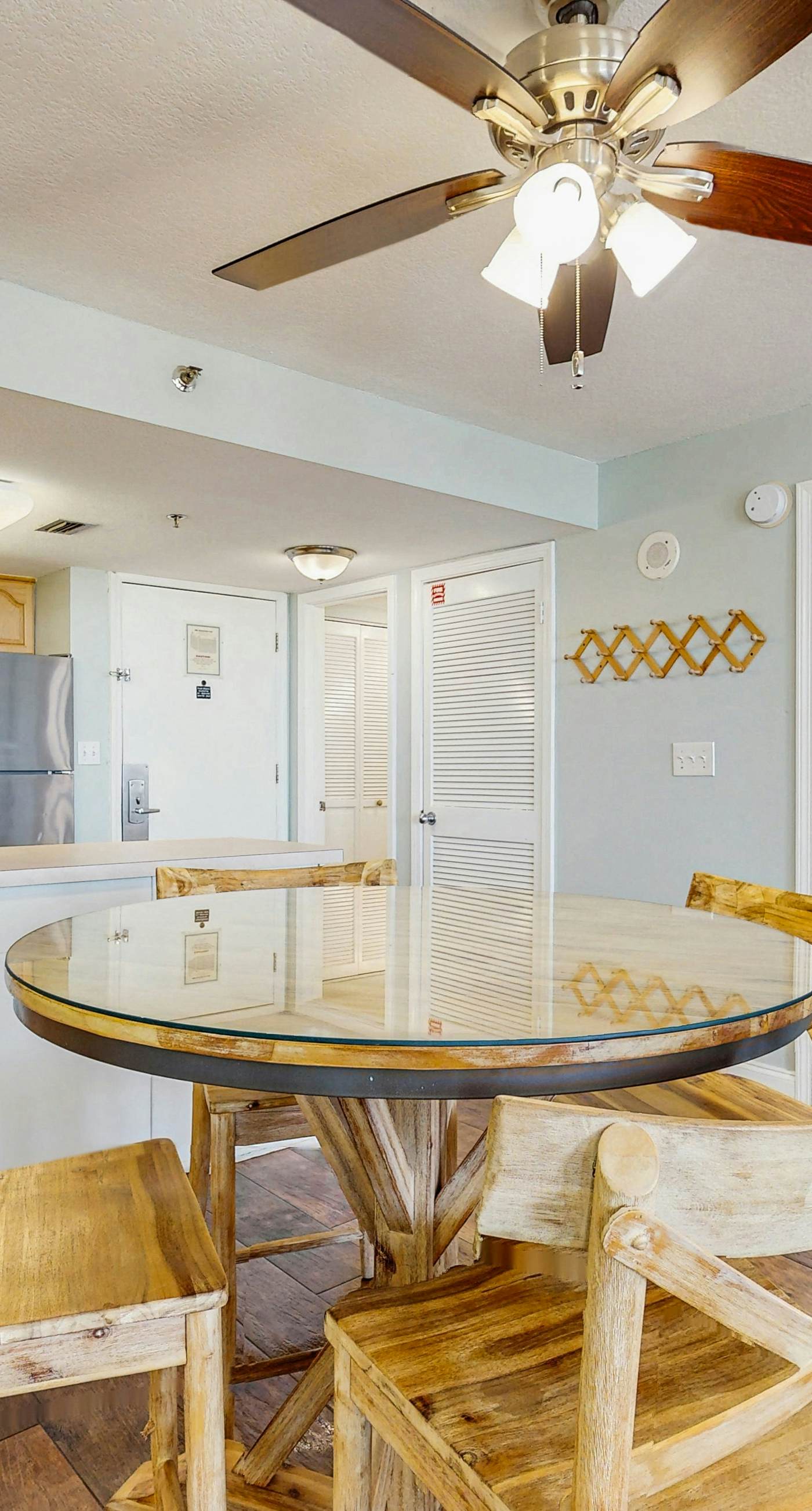 Inviting condo w/splash pad, multiple pools, and on-site bar