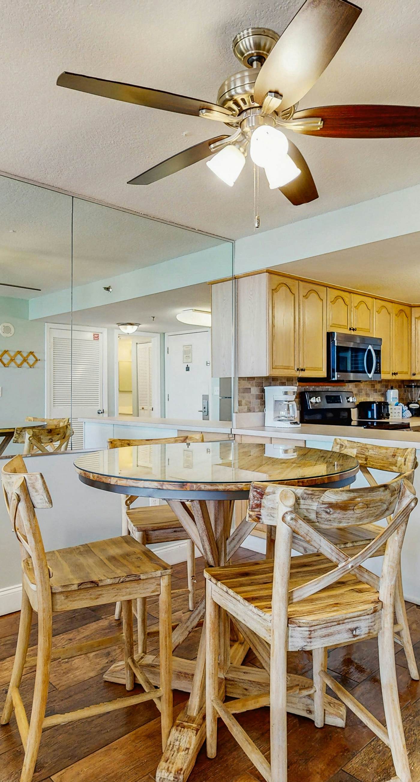 Inviting condo w/splash pad, multiple pools, and on-site bar