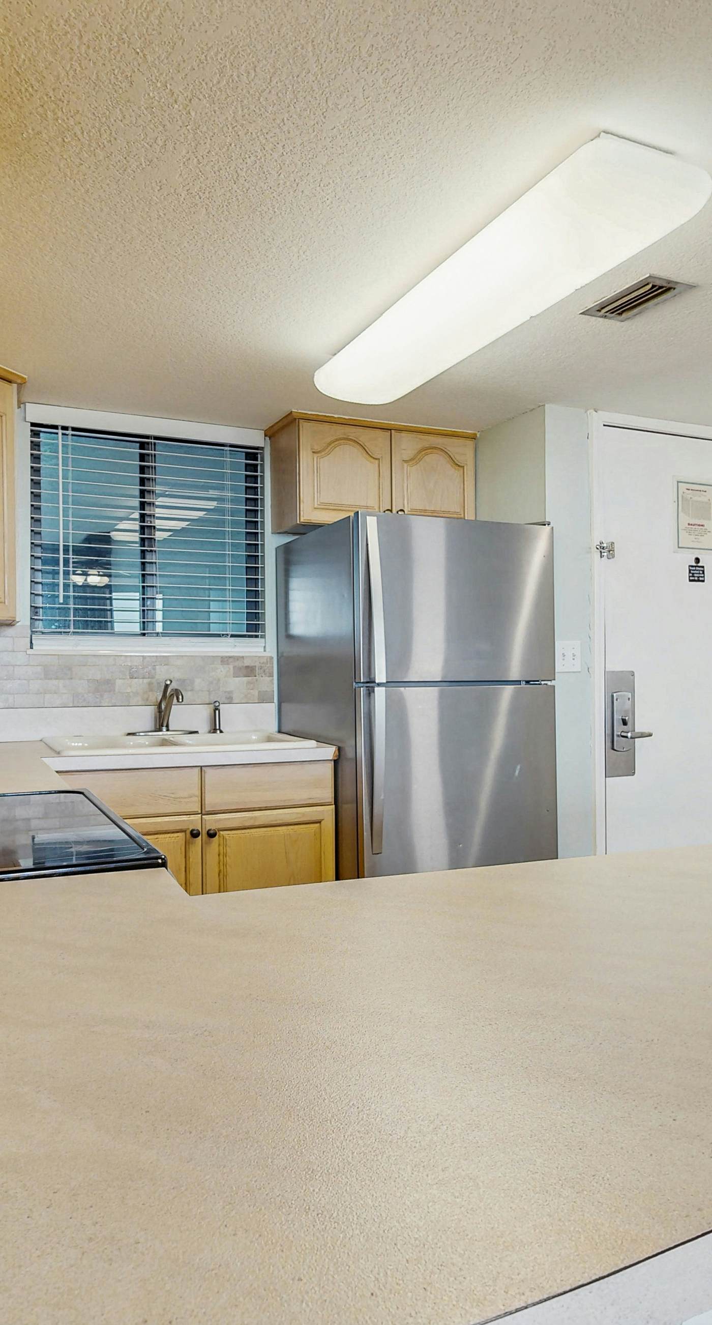 Inviting condo w/splash pad, multiple pools, and on-site bar