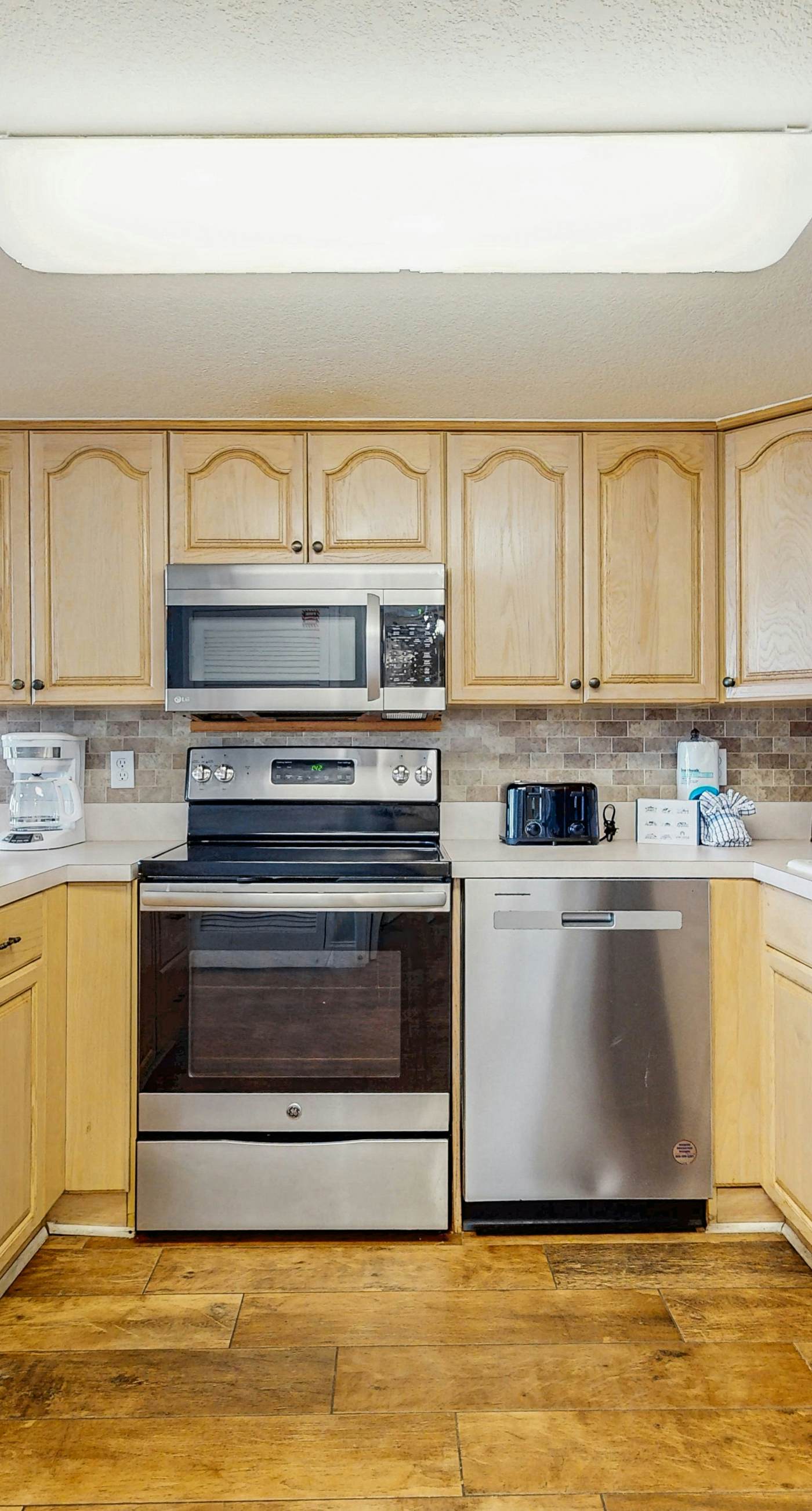 Inviting condo w/splash pad, multiple pools, and on-site bar