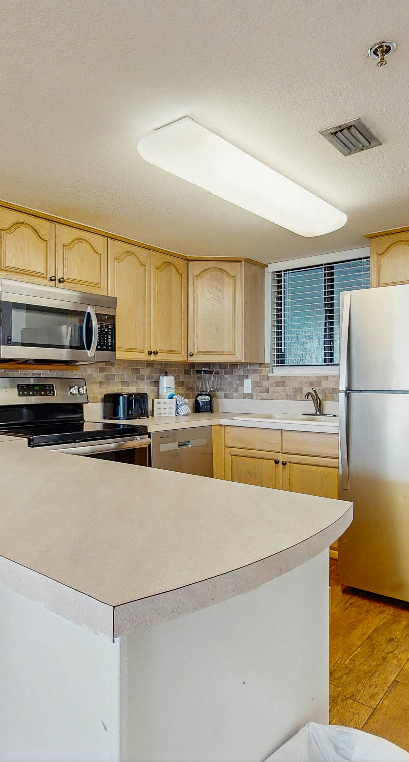 Inviting condo w/splash pad, multiple pools, and on-site bar