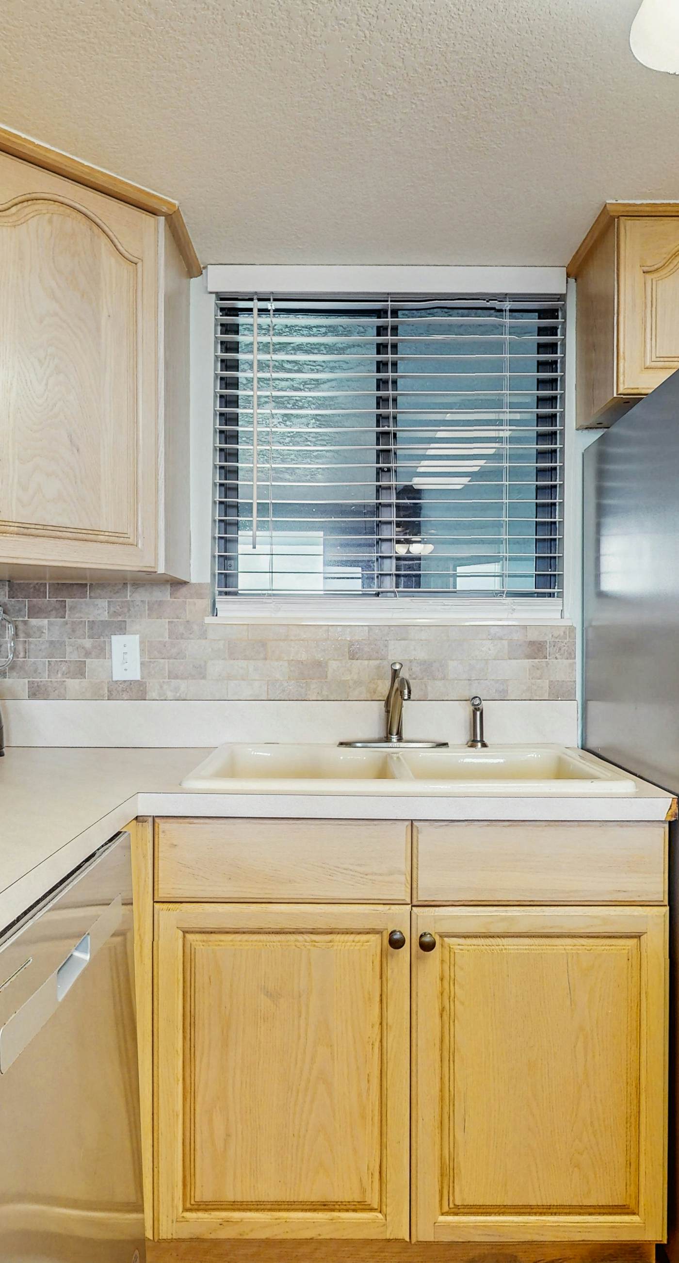 Inviting condo w/splash pad, multiple pools, and on-site bar