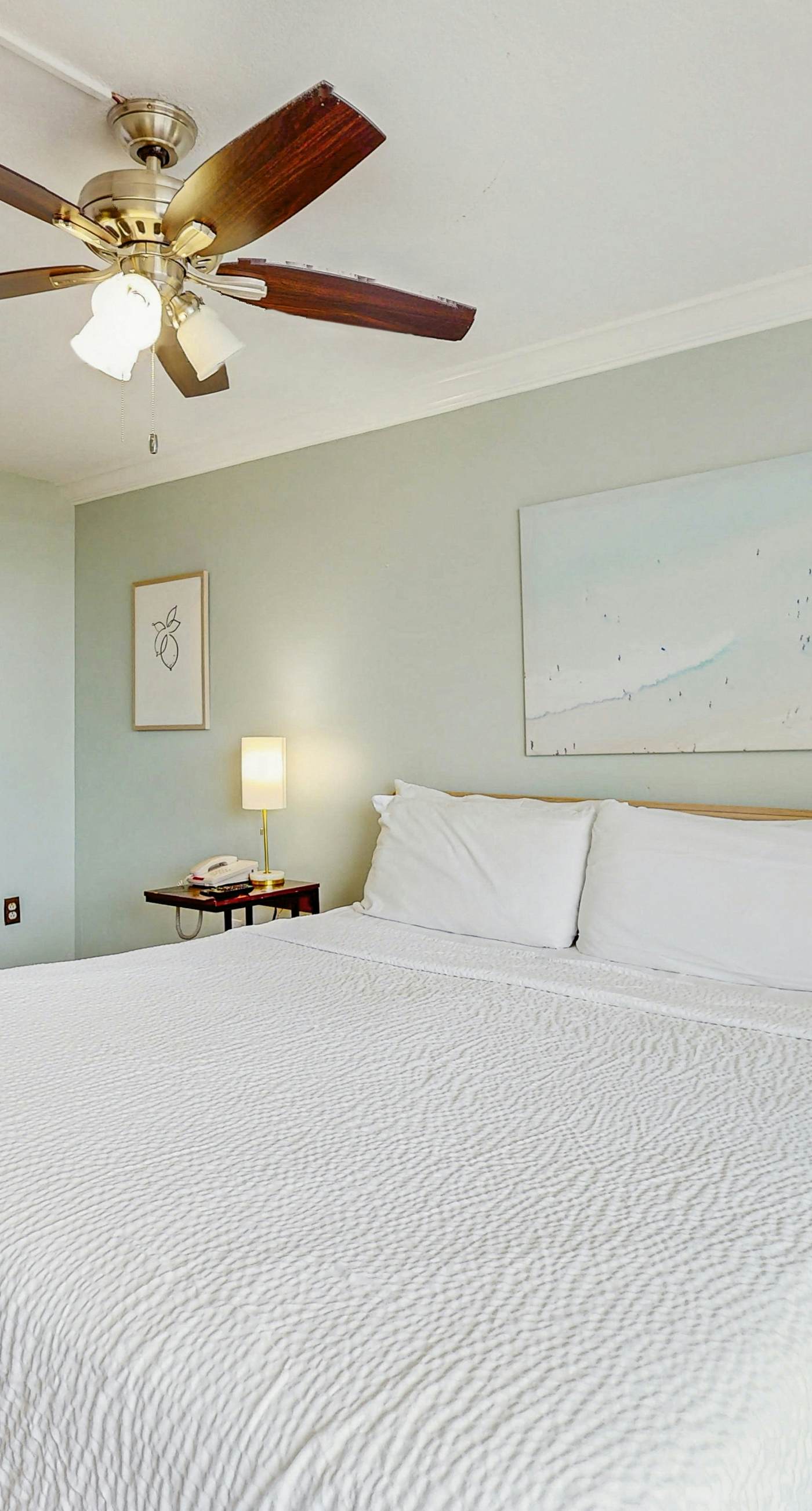 Inviting condo w/splash pad, multiple pools, and on-site bar