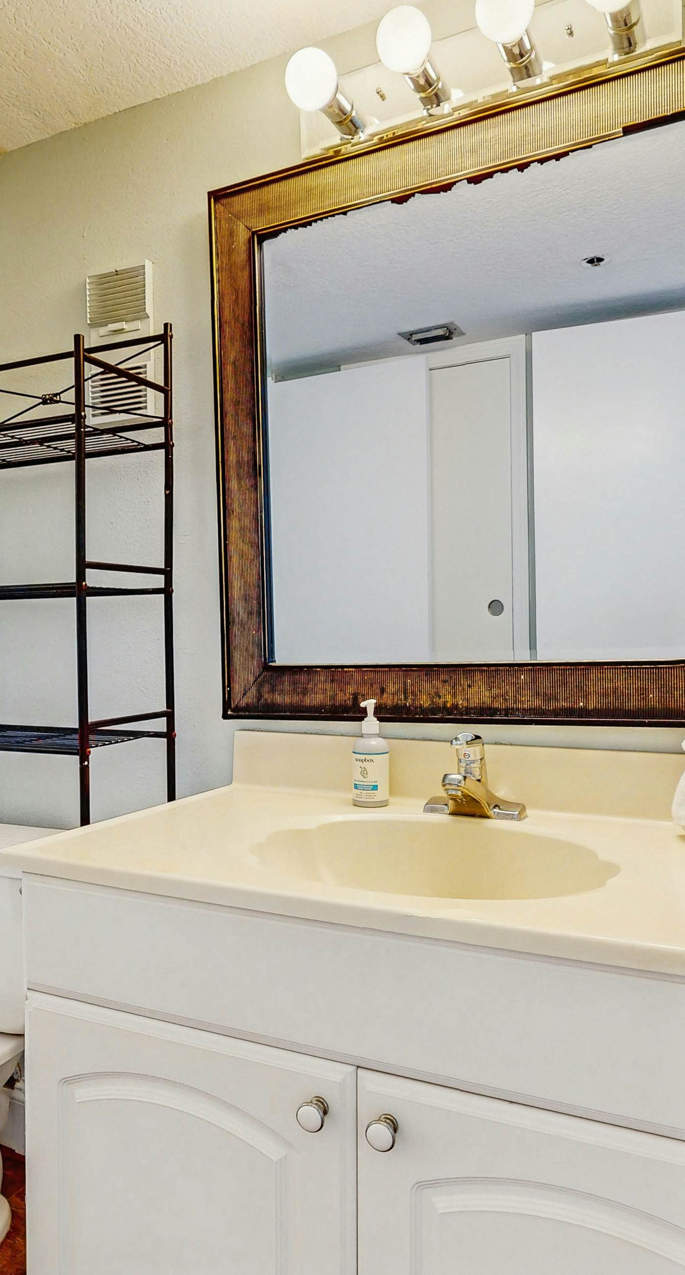 Inviting condo w/splash pad, multiple pools, and on-site bar