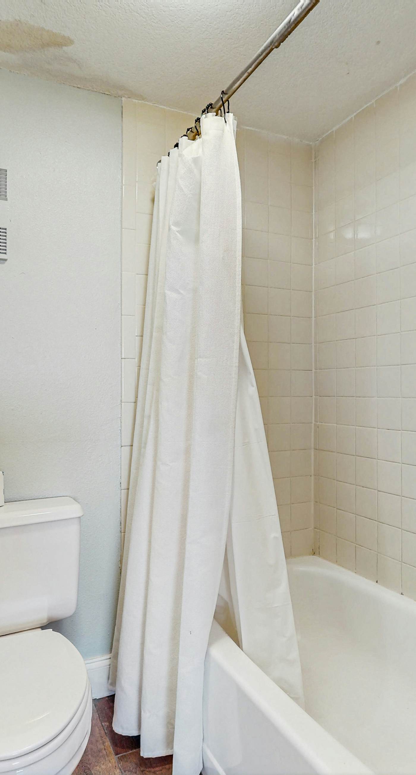 Inviting condo w/splash pad, multiple pools, and on-site bar