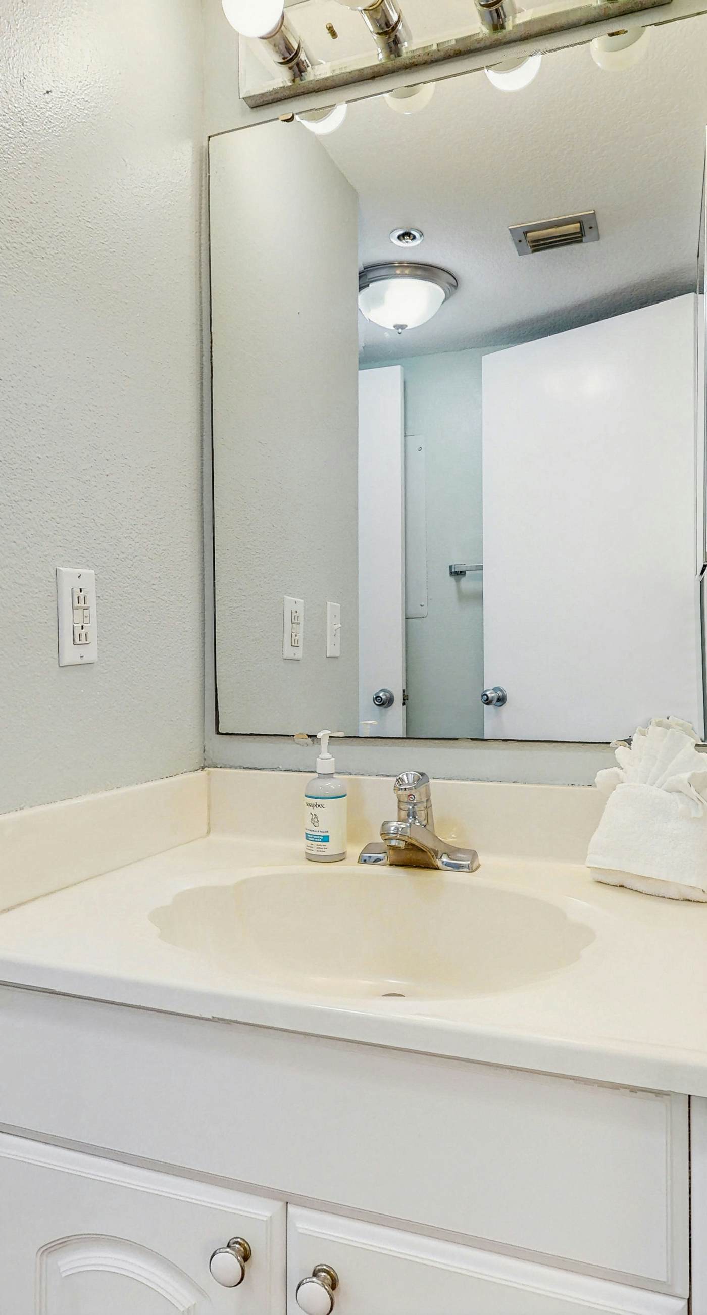 Inviting condo w/splash pad, multiple pools, and on-site bar