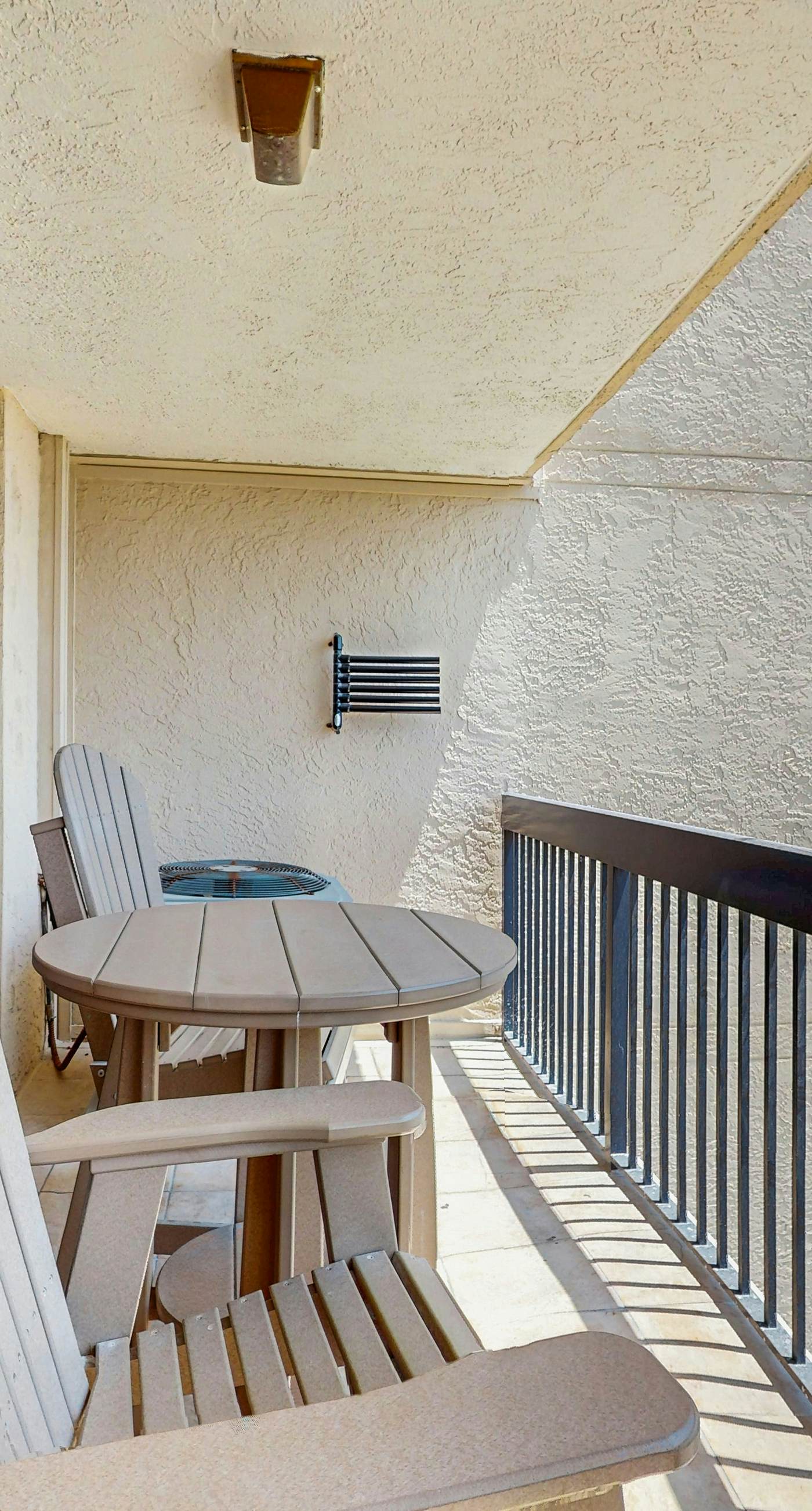 Inviting condo w/splash pad, multiple pools, and on-site bar