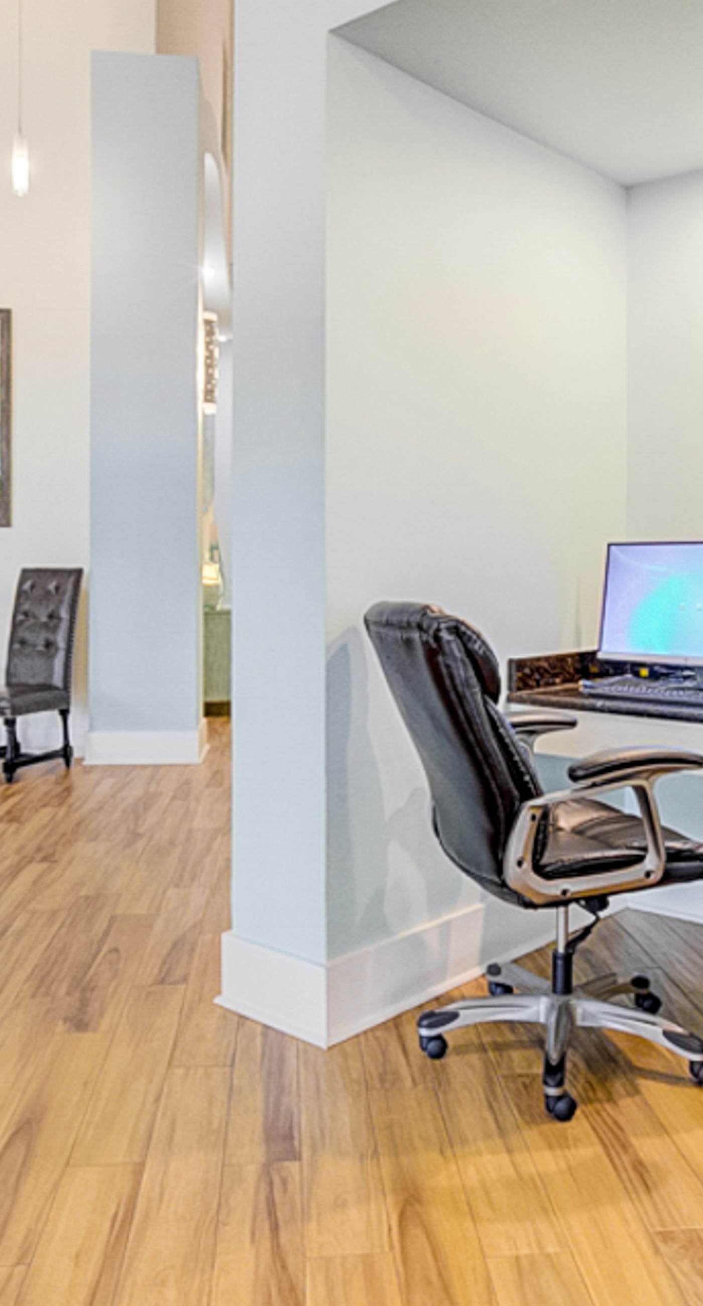 Inviting condo w/splash pad, multiple pools, and on-site bar