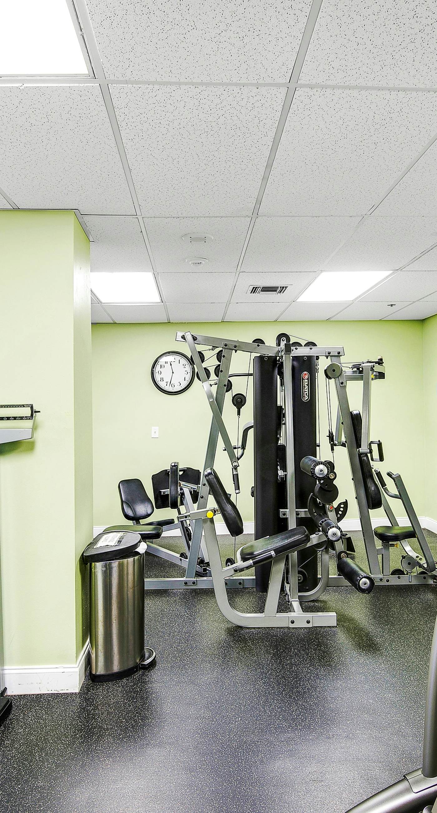 Inviting condo w/splash pad, multiple pools, and on-site bar