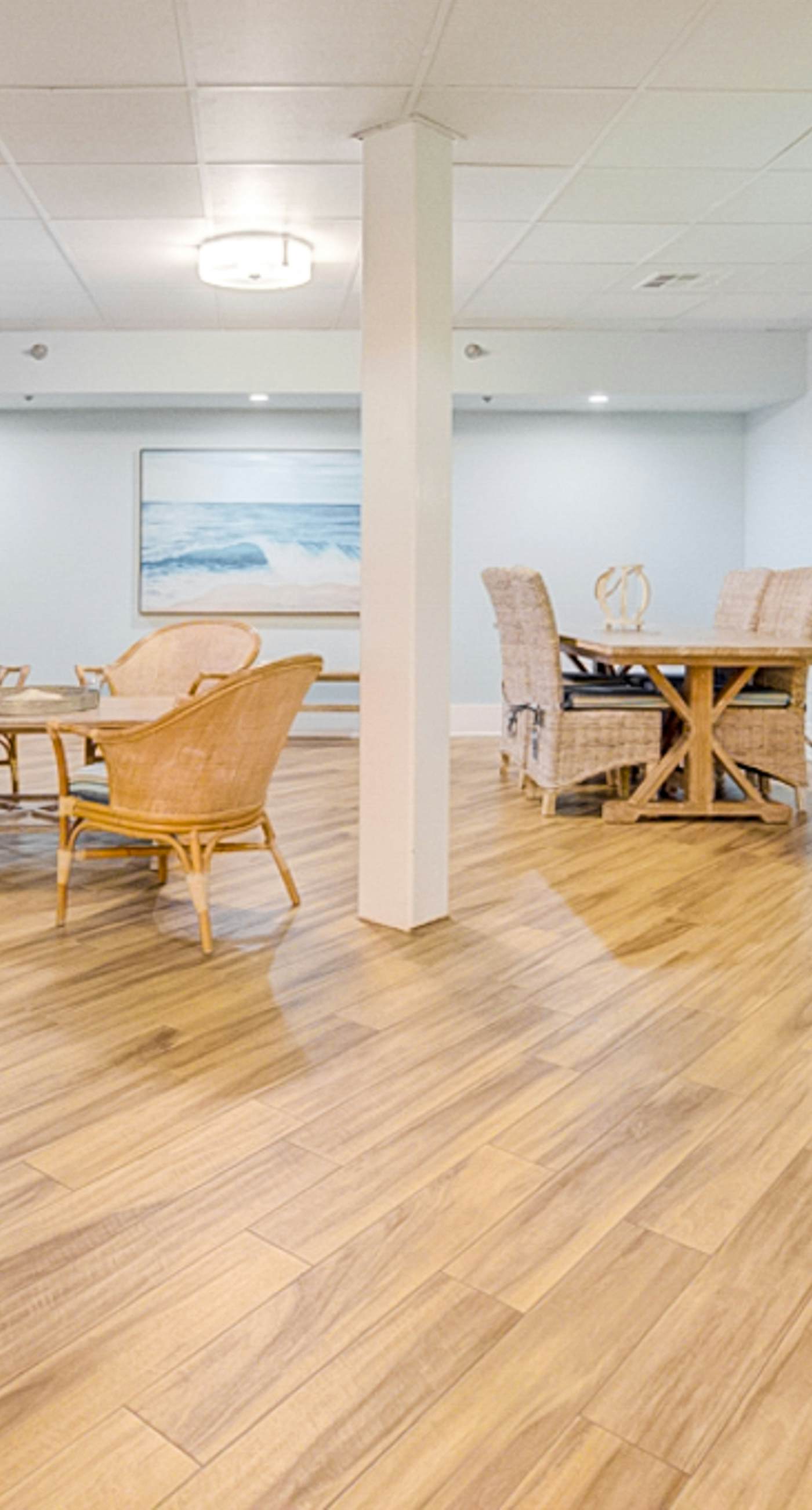 Inviting condo w/splash pad, multiple pools, and on-site bar