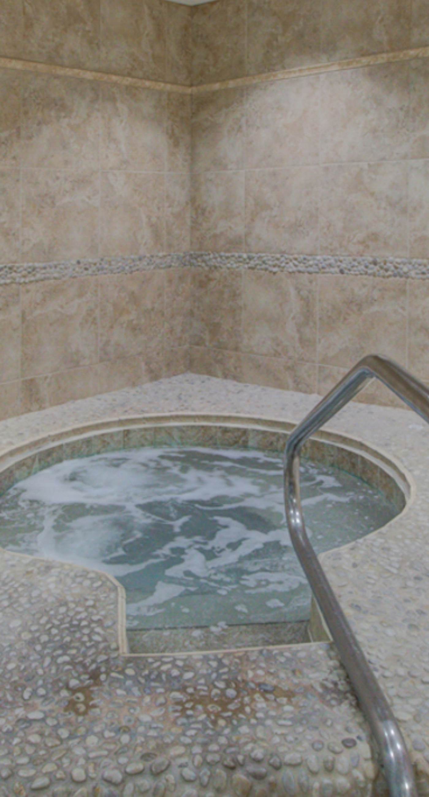 Inviting condo w/splash pad, multiple pools, and on-site bar