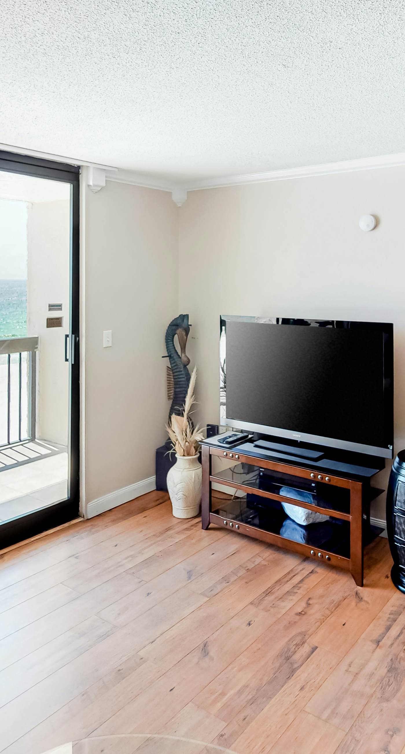 6th Floor Condo, On-site restaurant & bar, Splash pad w/ pool