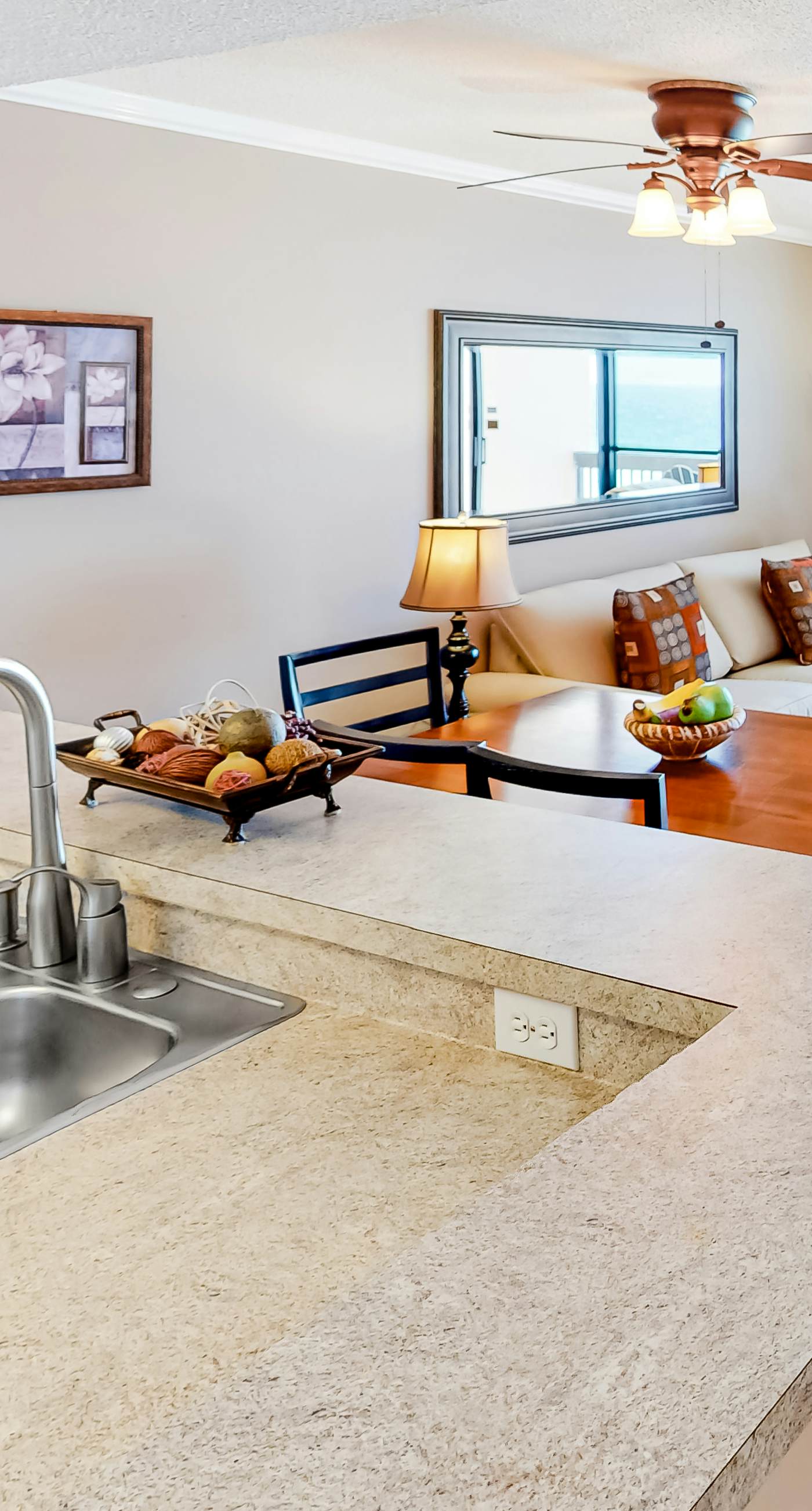 6th Floor Condo, On-site restaurant & bar, Splash pad w/ pool