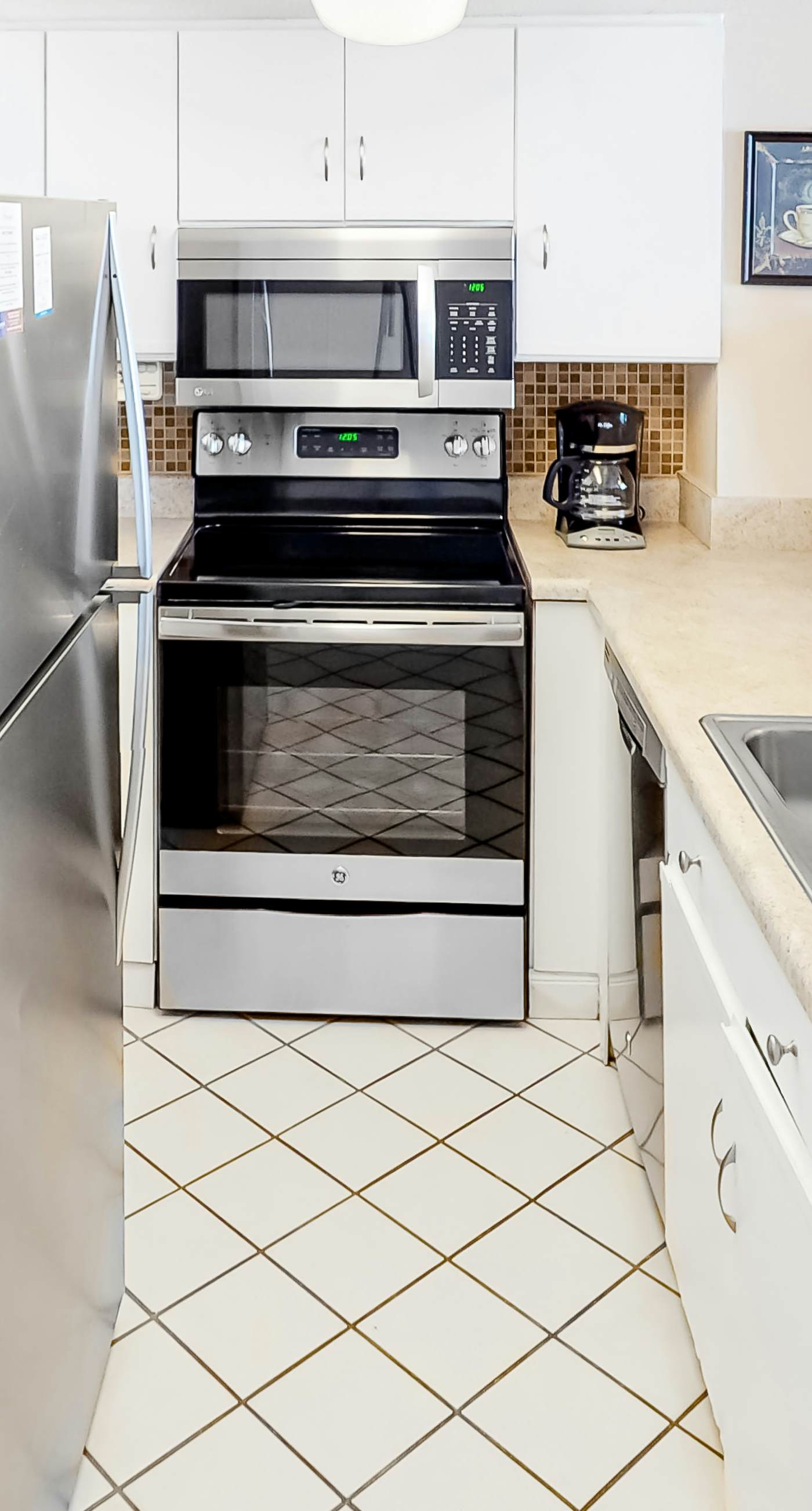 6th Floor Condo, On-site restaurant & bar, Splash pad w/ pool