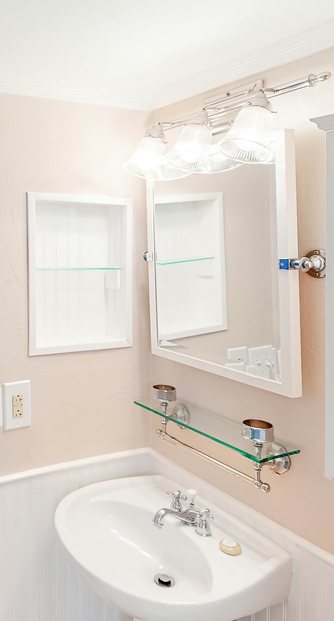 6th Floor Condo, On-site restaurant & bar, Splash pad w/ pool