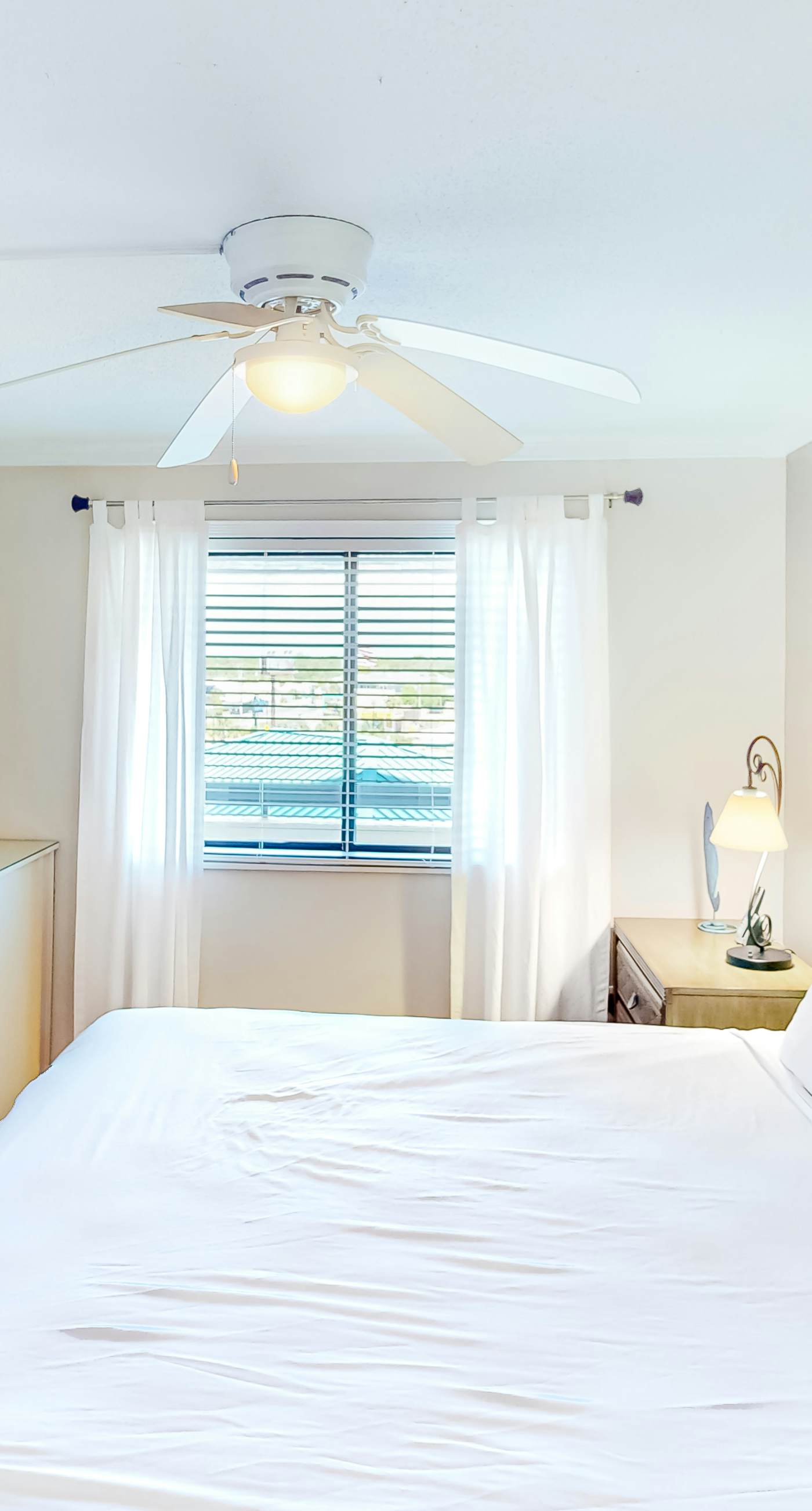 6th Floor Condo, On-site restaurant & bar, Splash pad w/ pool