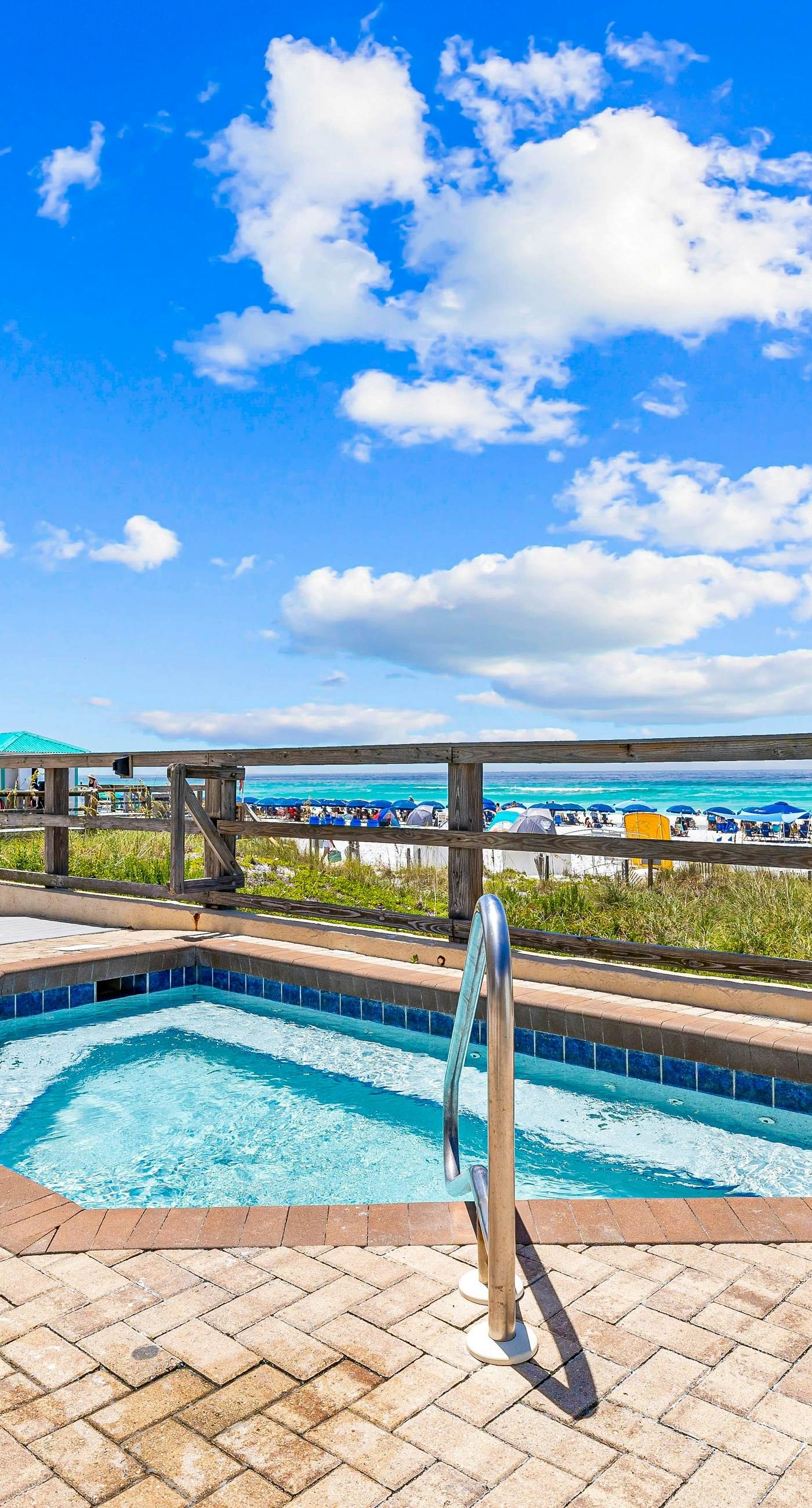 6th Floor Condo, On-site restaurant & bar, Splash pad w/ pool