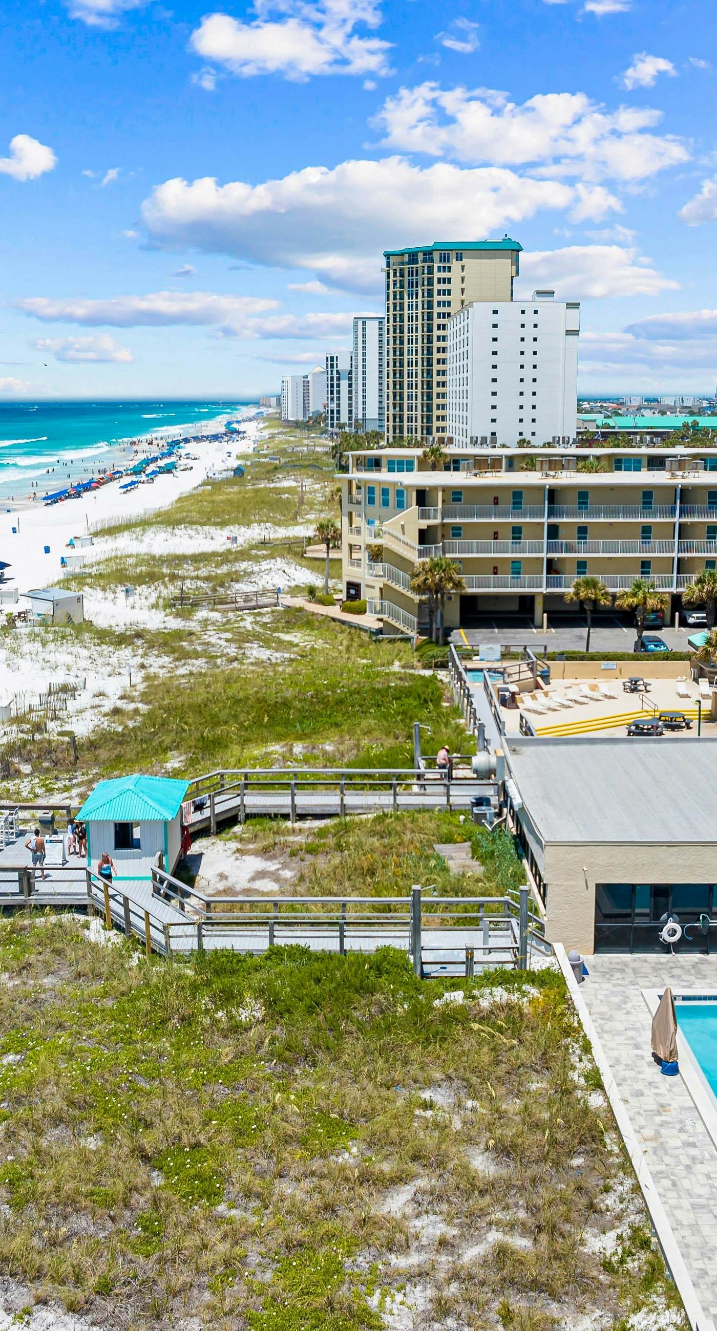 6th Floor Condo, On-site restaurant & bar, Splash pad w/ pool