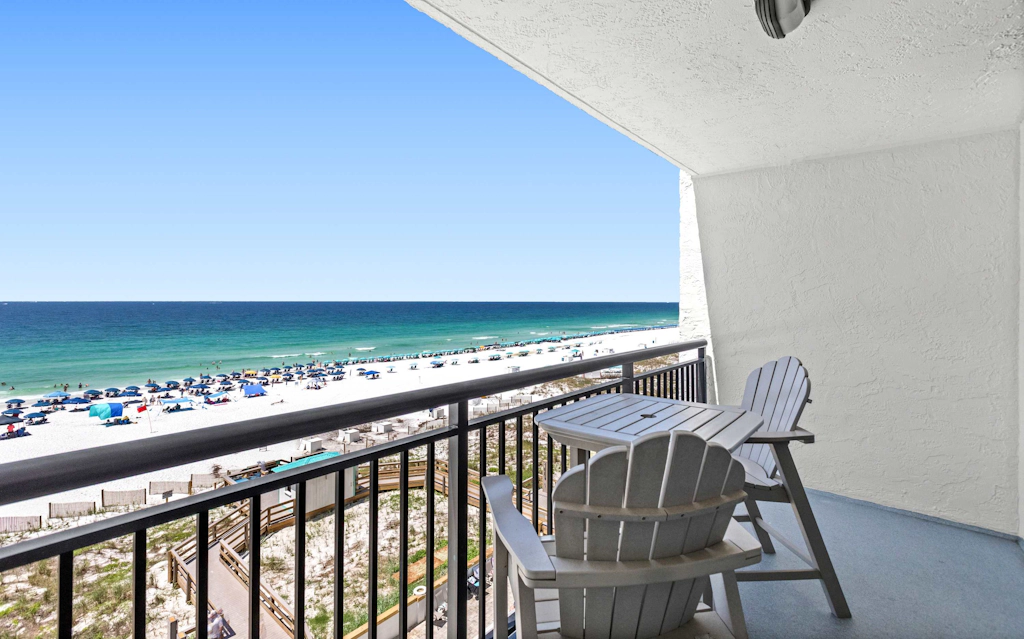 6th Floor Condo, On-site restaurant & bar, Splash pad w/ pool