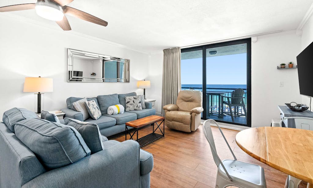 6th Floor Condo, On-site restaurant & bar, Splash pad w/ pool