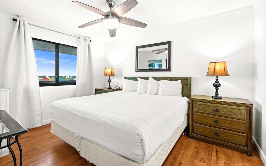 6th Floor Condo, On-site restaurant & bar, Splash pad w/ pool
