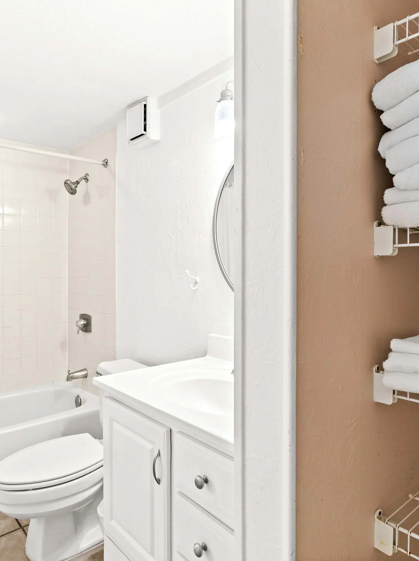 6th Floor Condo, On-site restaurant & bar, Splash pad w pool