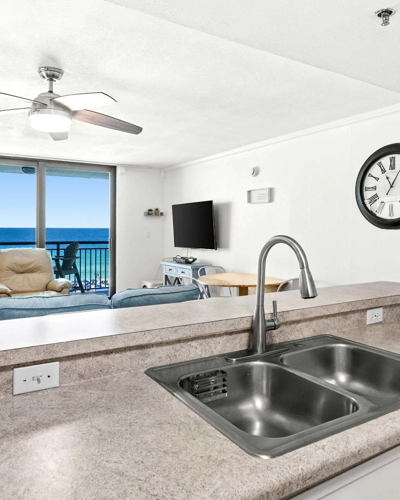 6th Floor Condo, On-site restaurant & bar, Splash pad w pool