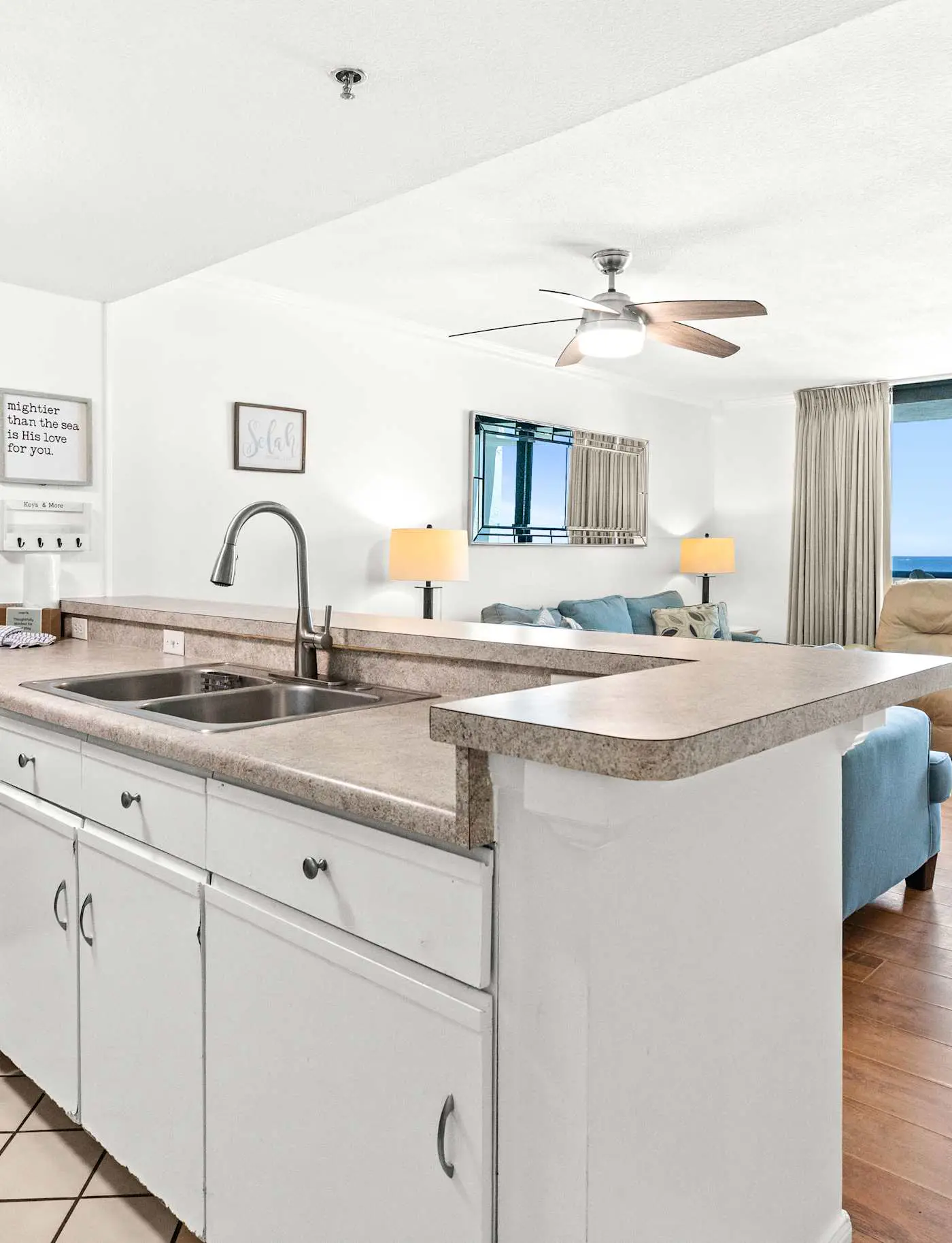 6th Floor Condo, On-site restaurant & bar, Splash pad w pool