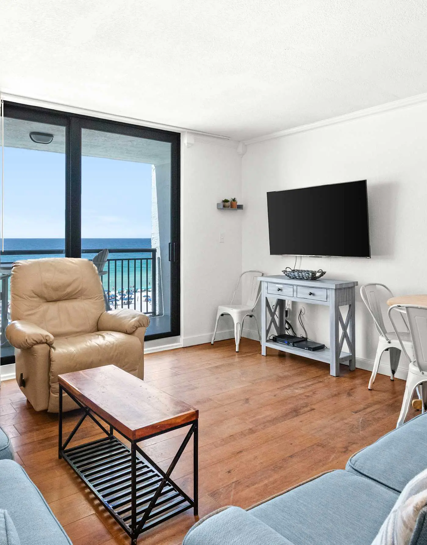 6th Floor Condo, On-site restaurant & bar, Splash pad w pool