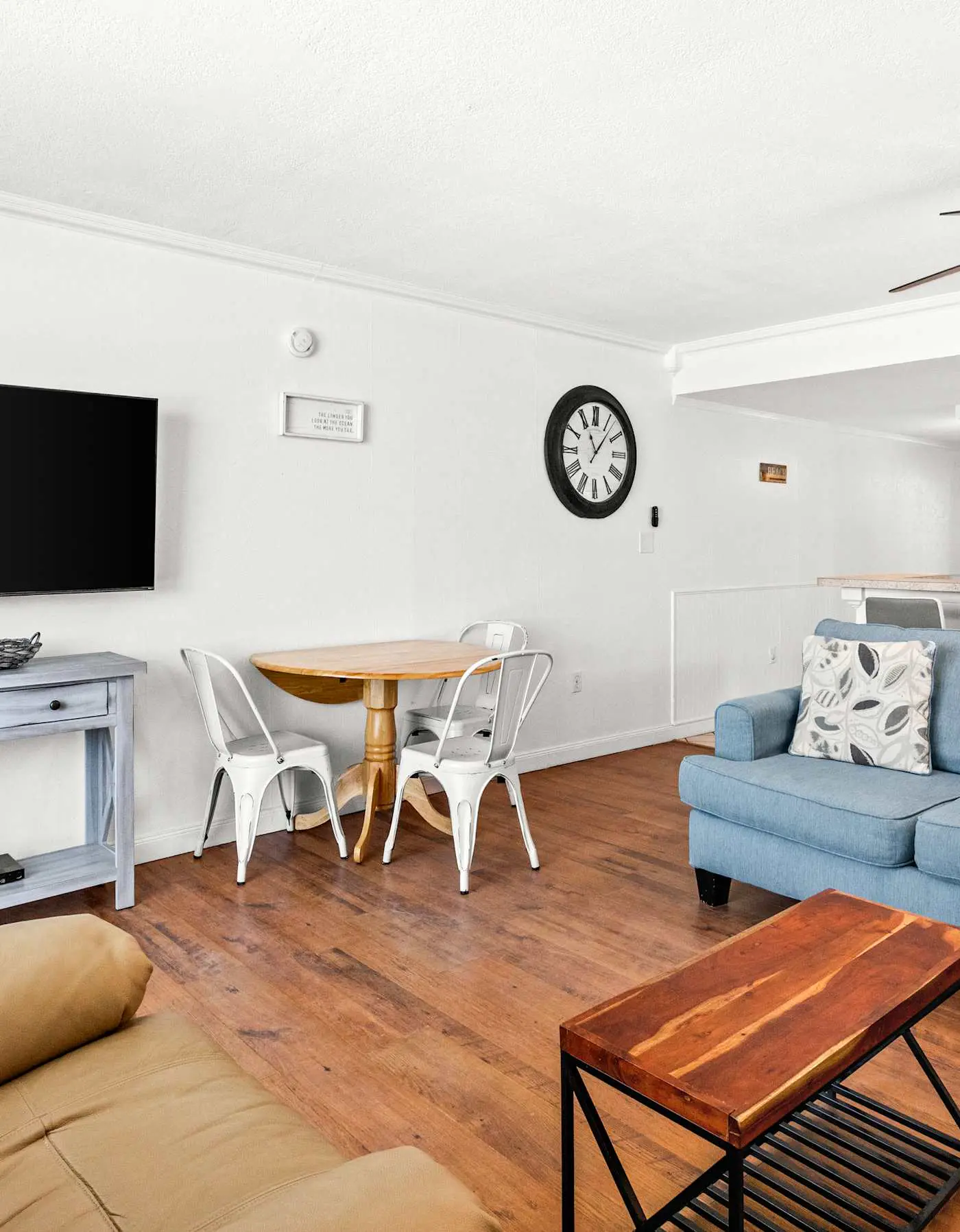 6th Floor Condo, On-site restaurant & bar, Splash pad w pool