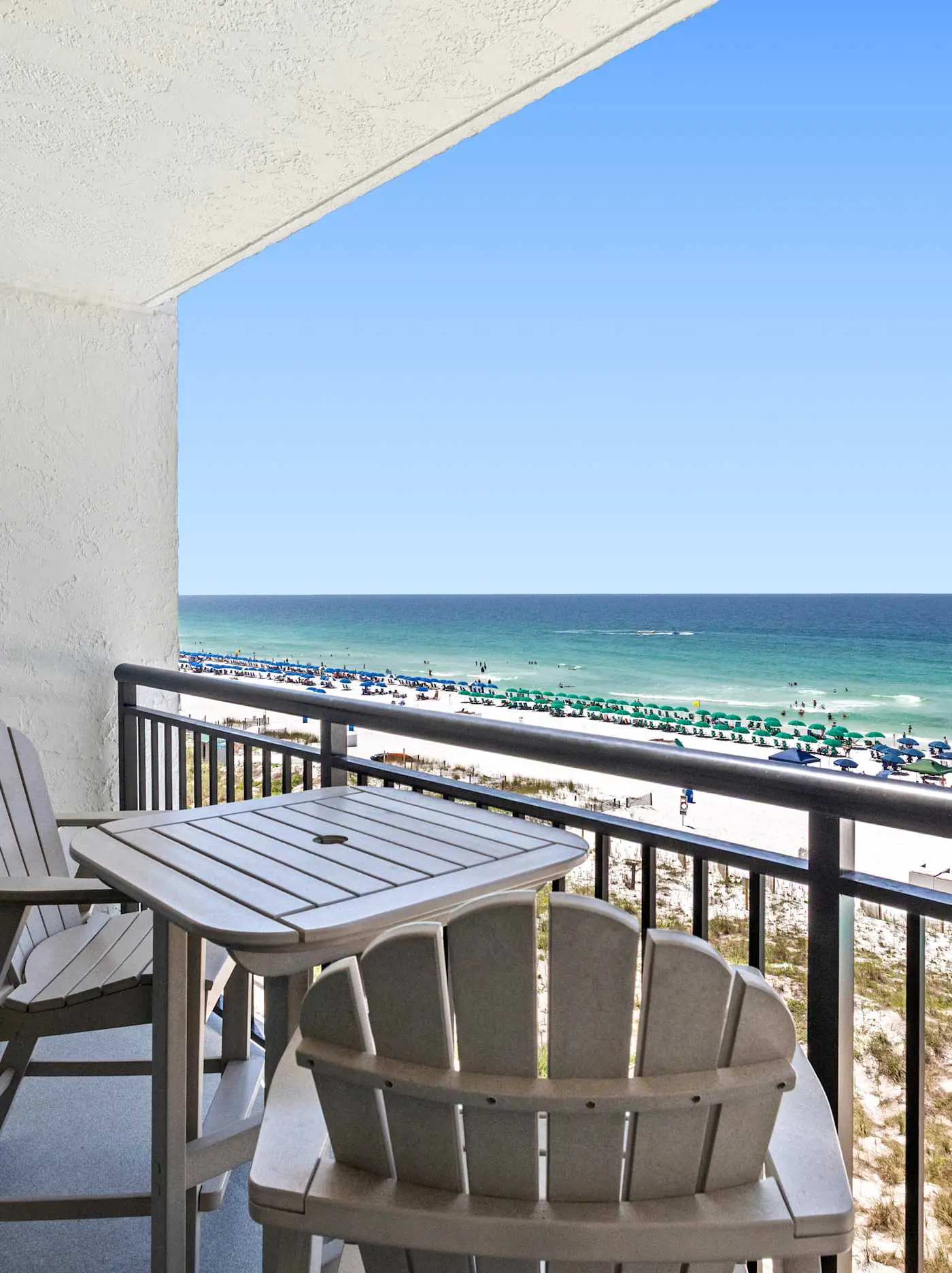 6th Floor Condo, On-site restaurant & bar, Splash pad w pool