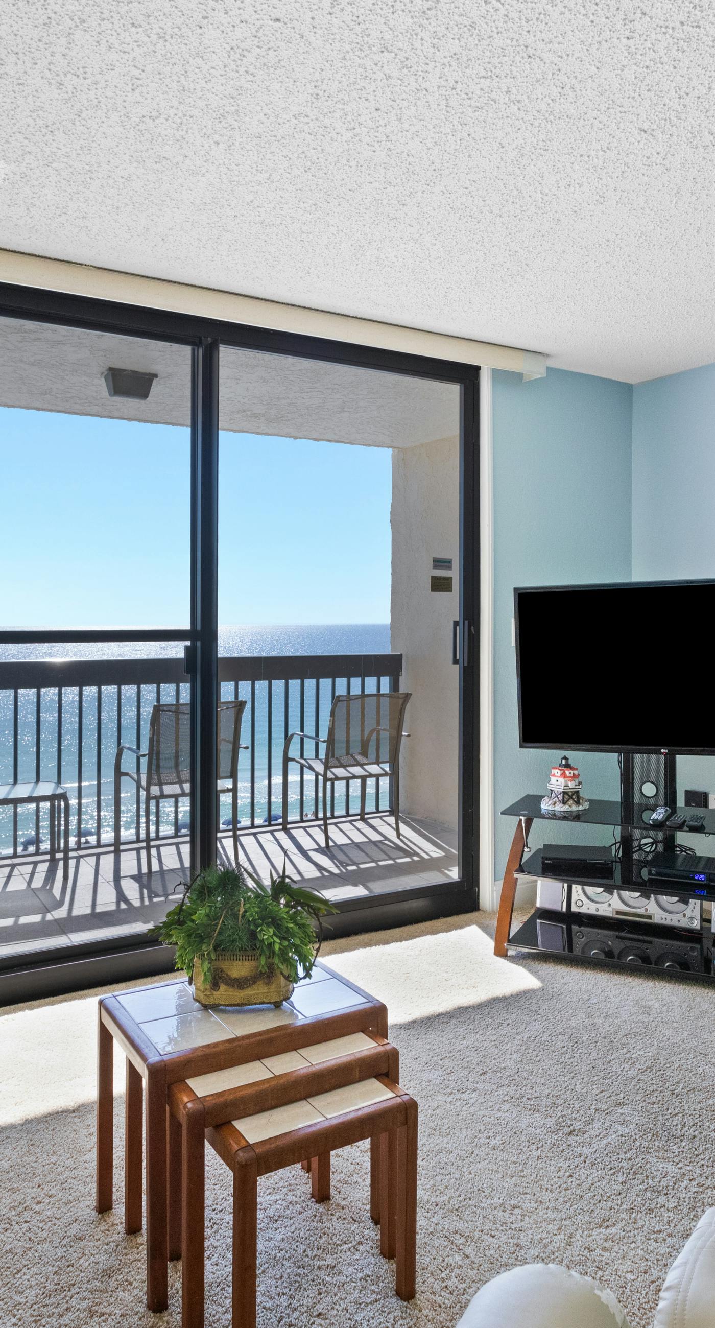 8th Floor Open Condo, On-site restaurant w/ bar, Multiple pools