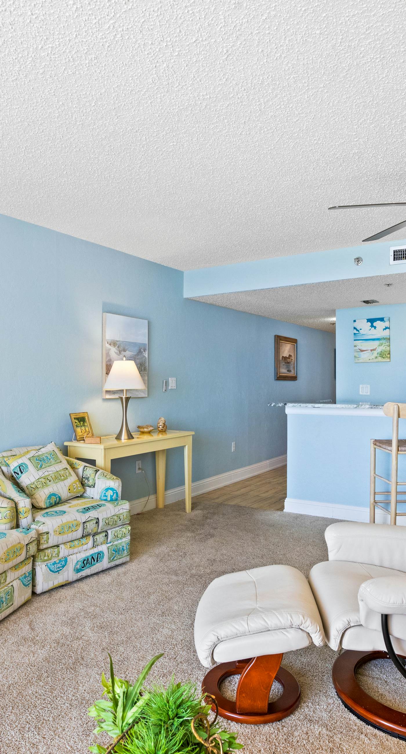 8th Floor Open Condo, On-site restaurant w/ bar, Multiple pools