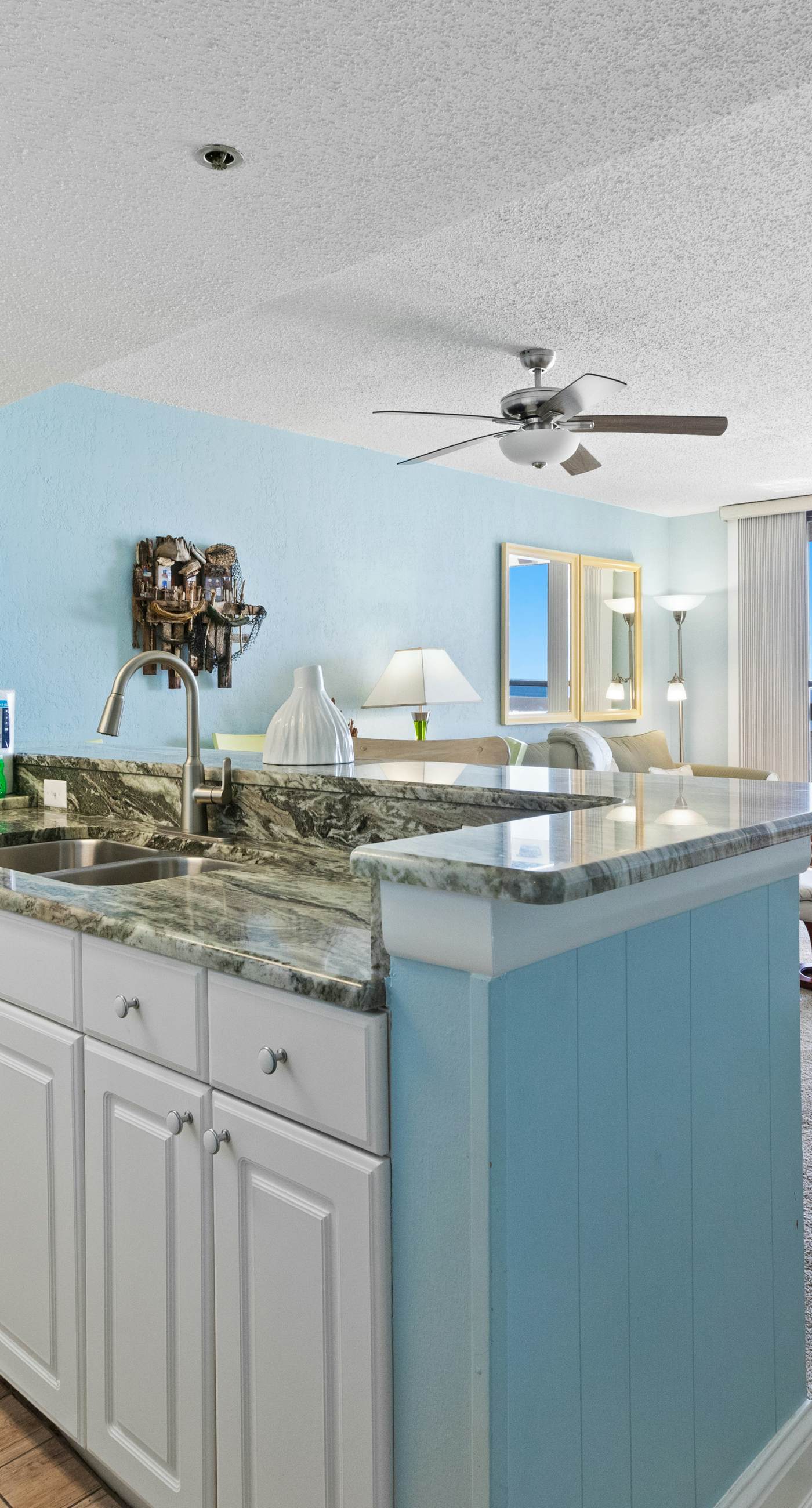 8th Floor Open Condo, On-site restaurant w/ bar, Multiple pools