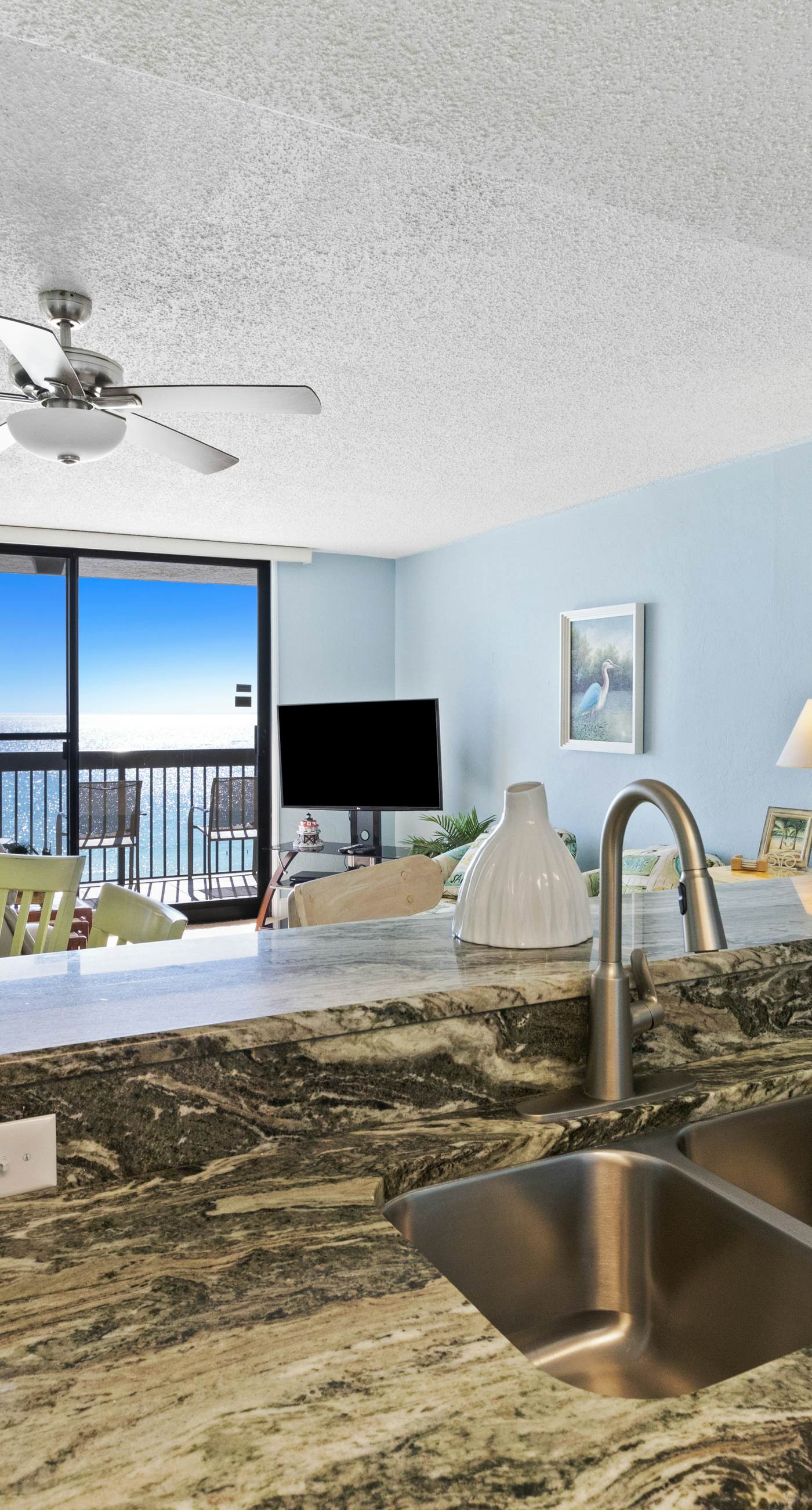 8th Floor Open Condo, On-site restaurant w/ bar, Multiple pools