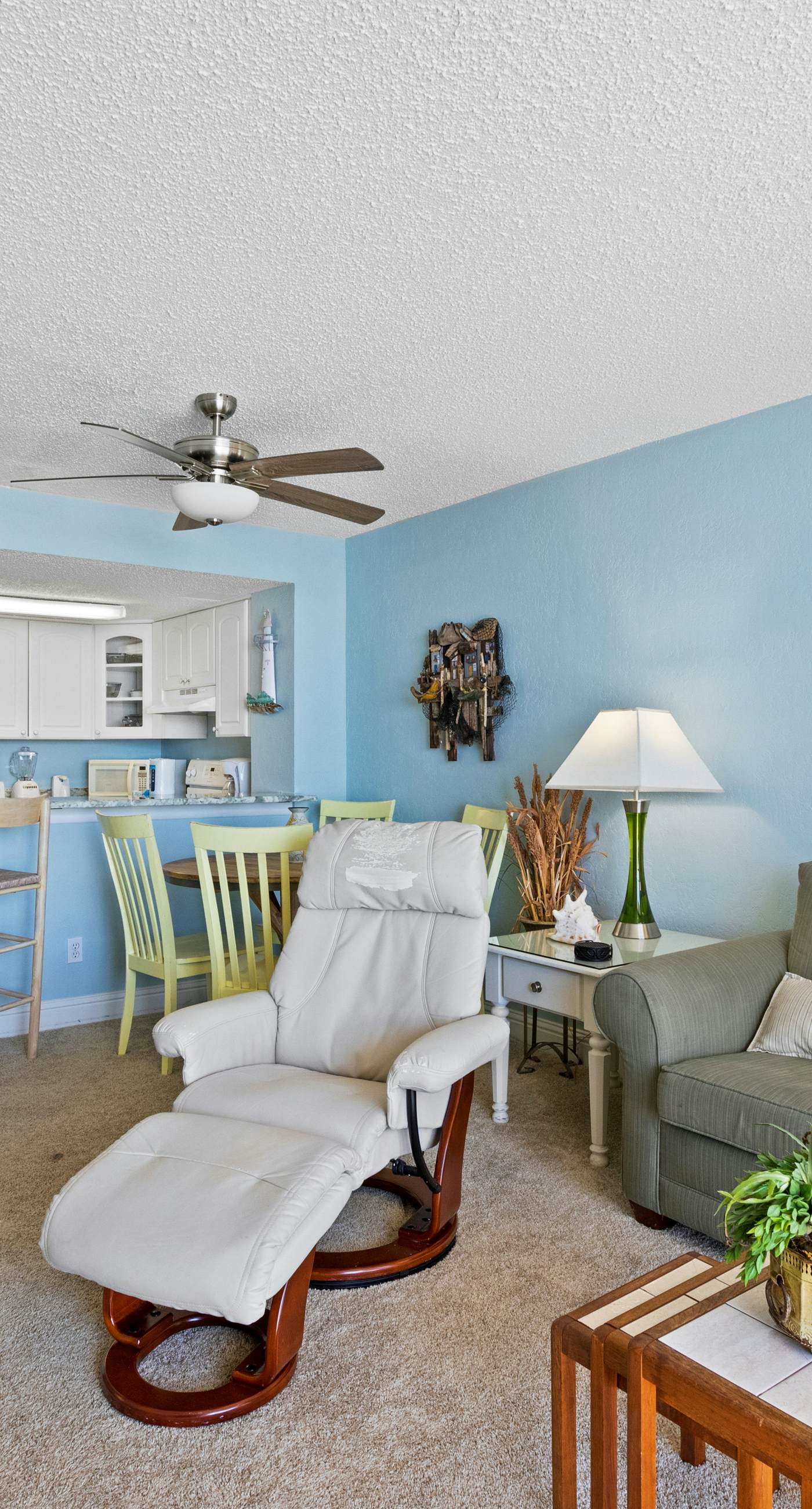 8th Floor Open Condo, On-site restaurant w/ bar, Multiple pools