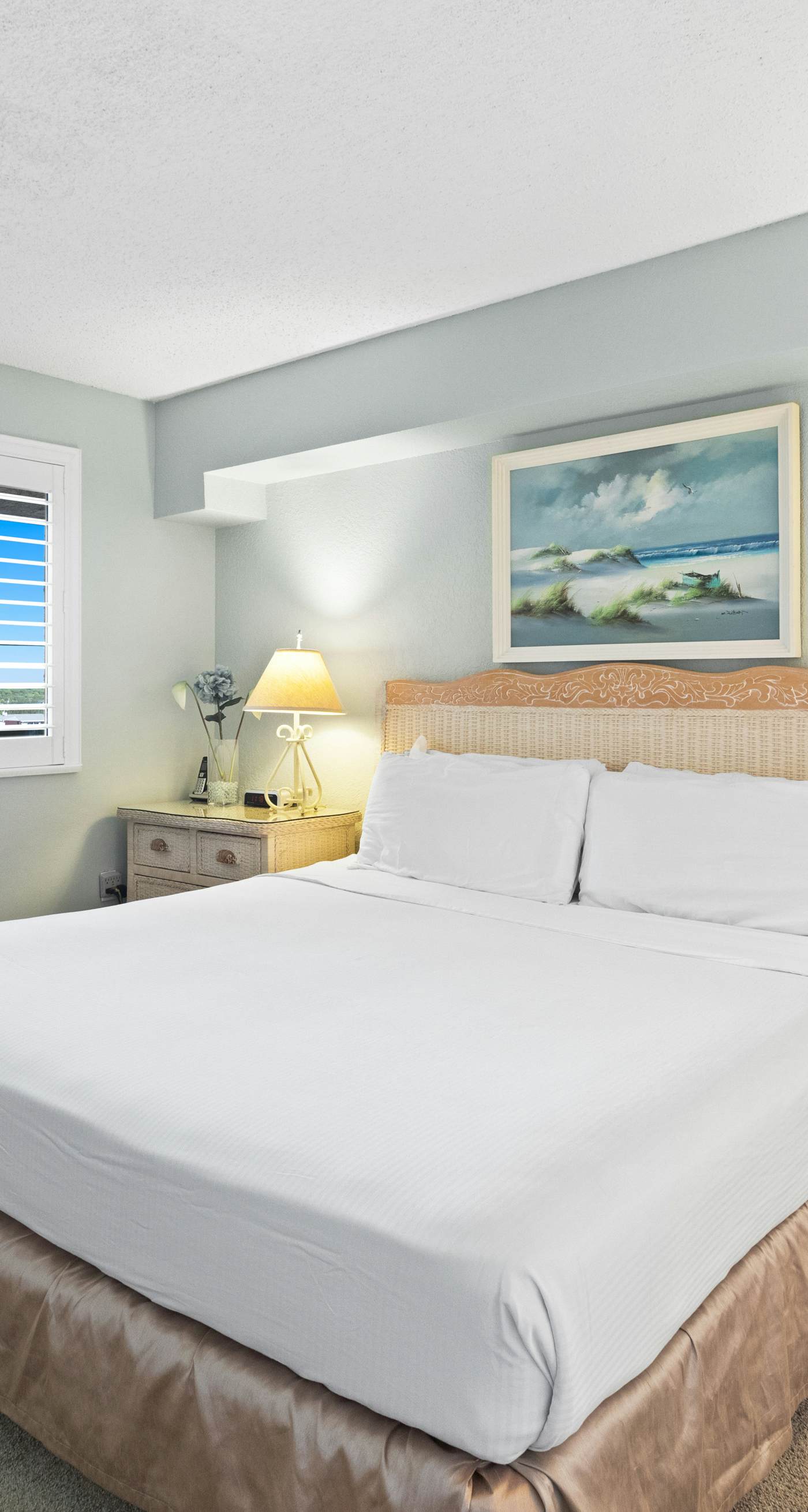 8th Floor Open Condo, On-site restaurant w/ bar, Multiple pools