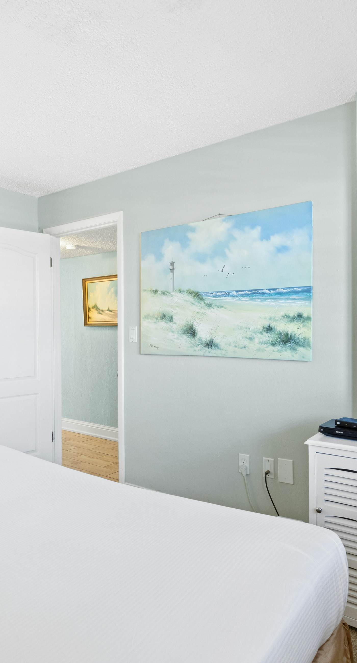 8th Floor Open Condo, On-site restaurant w/ bar, Multiple pools