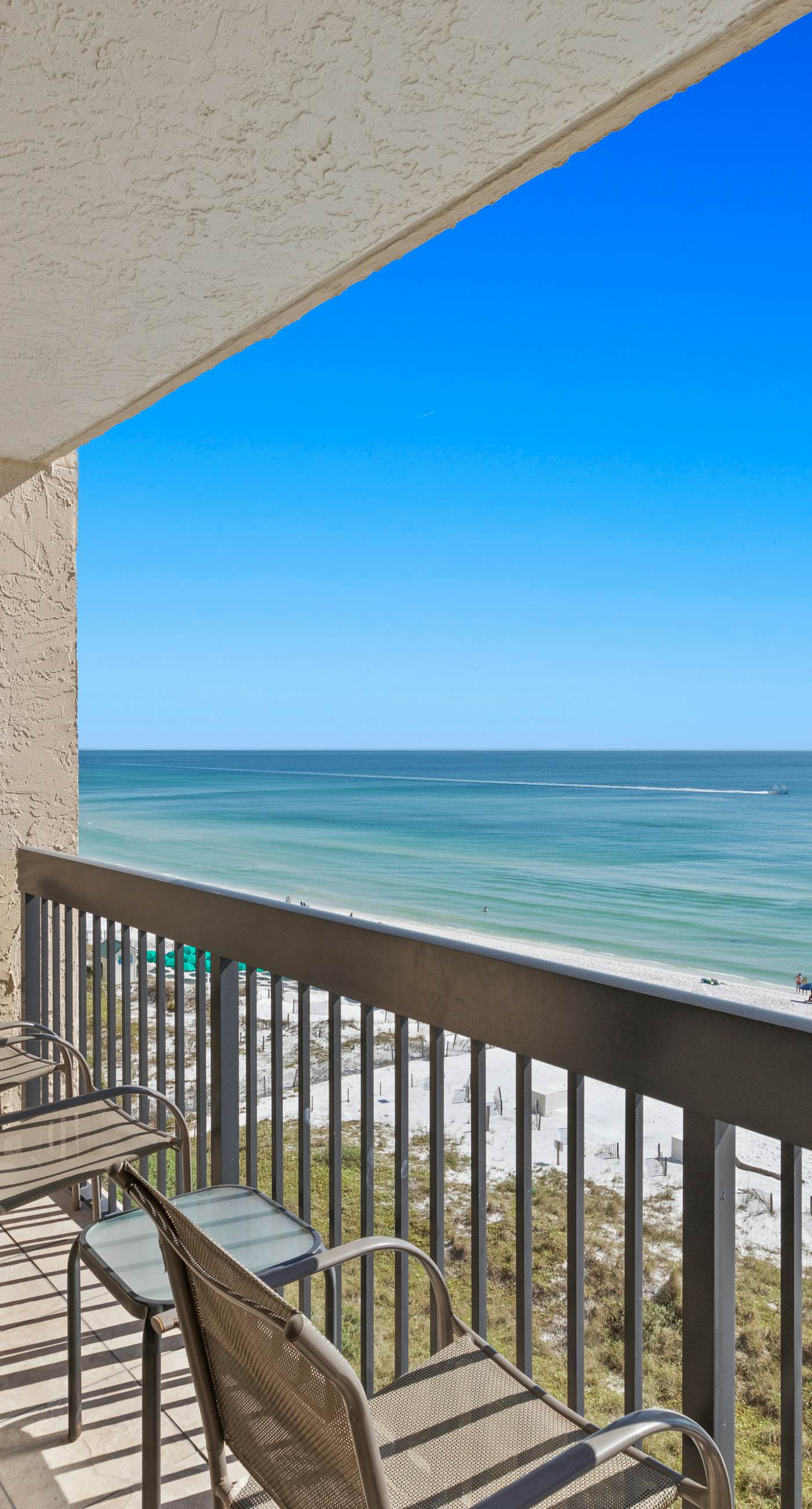 8th Floor Open Condo, On-site restaurant w/ bar, Multiple pools